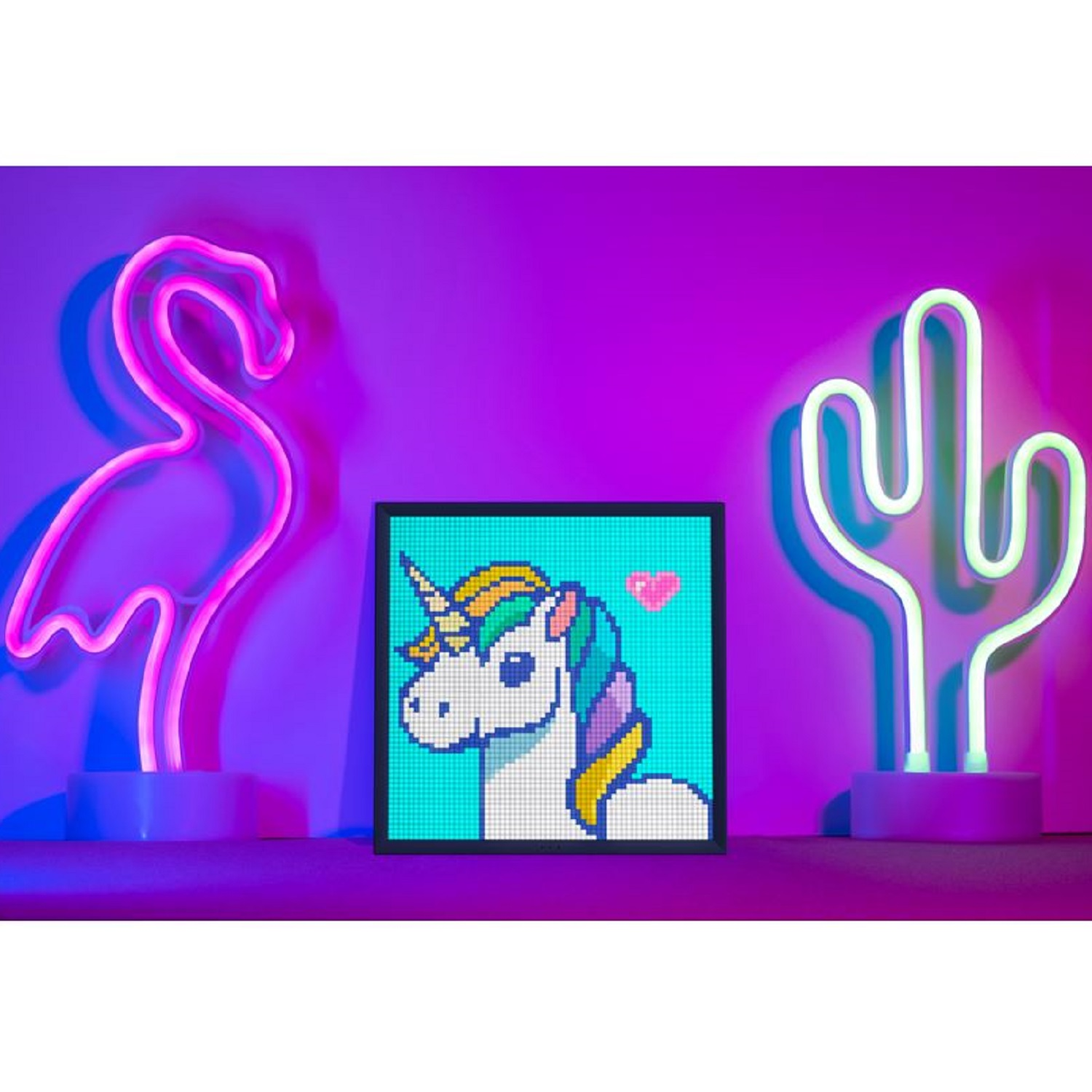 Siyah çerçeveli, bir kalp içeren bir unicorn piksel sanatı, neon flamingo ve kaktüs ışıkları arasında.