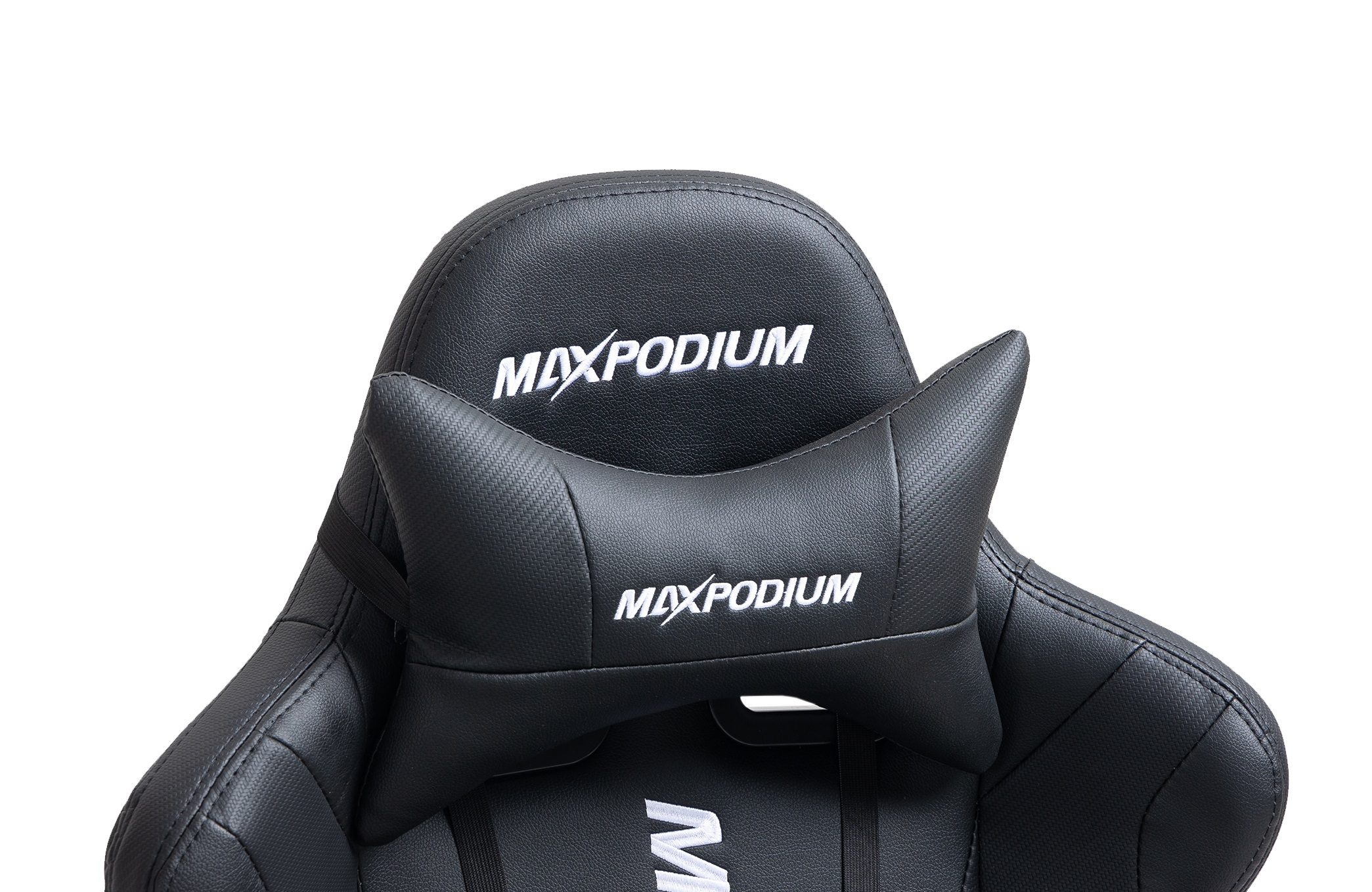 Ein schwarzer Gaming-Stuhl mit den Worten MAXPODIUM in Weiß auf der Kopfstütze.