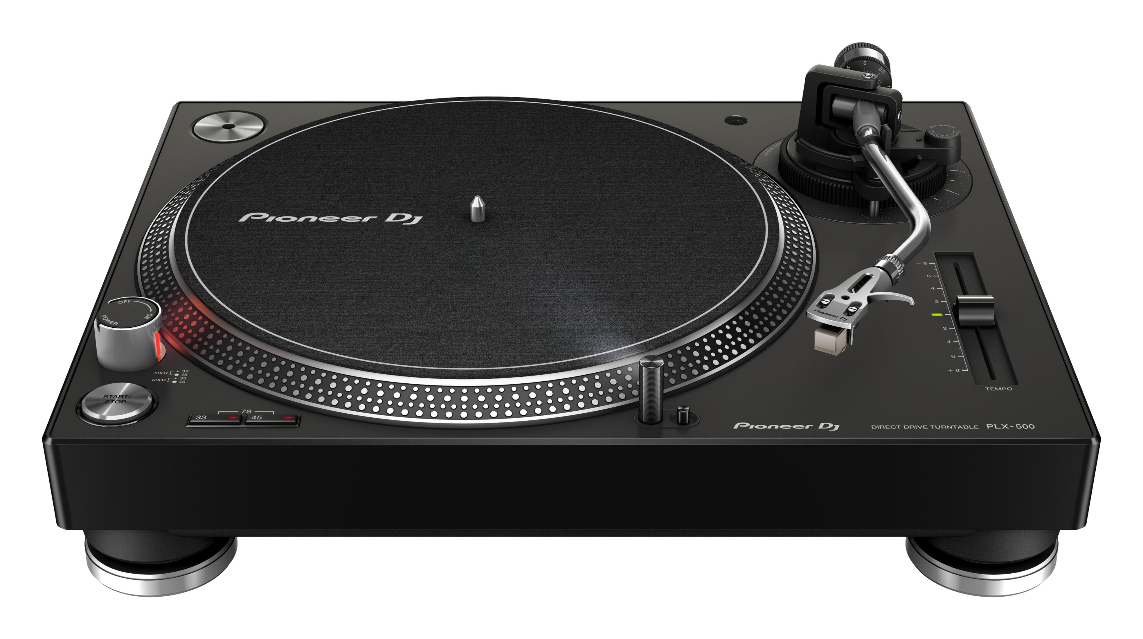 Schwarzer Pioneer DJ Plattenspieler auf weißem Hintergrund.