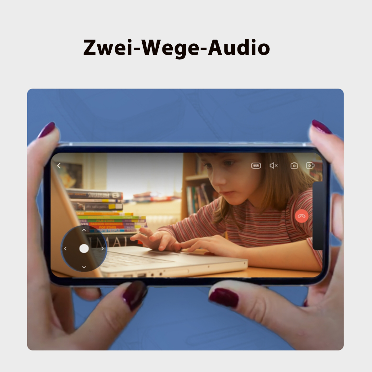 Eine Person hält ein Telefon, das einen Videoanruf auf einem Laptop-Bildschirm anzeigt.
