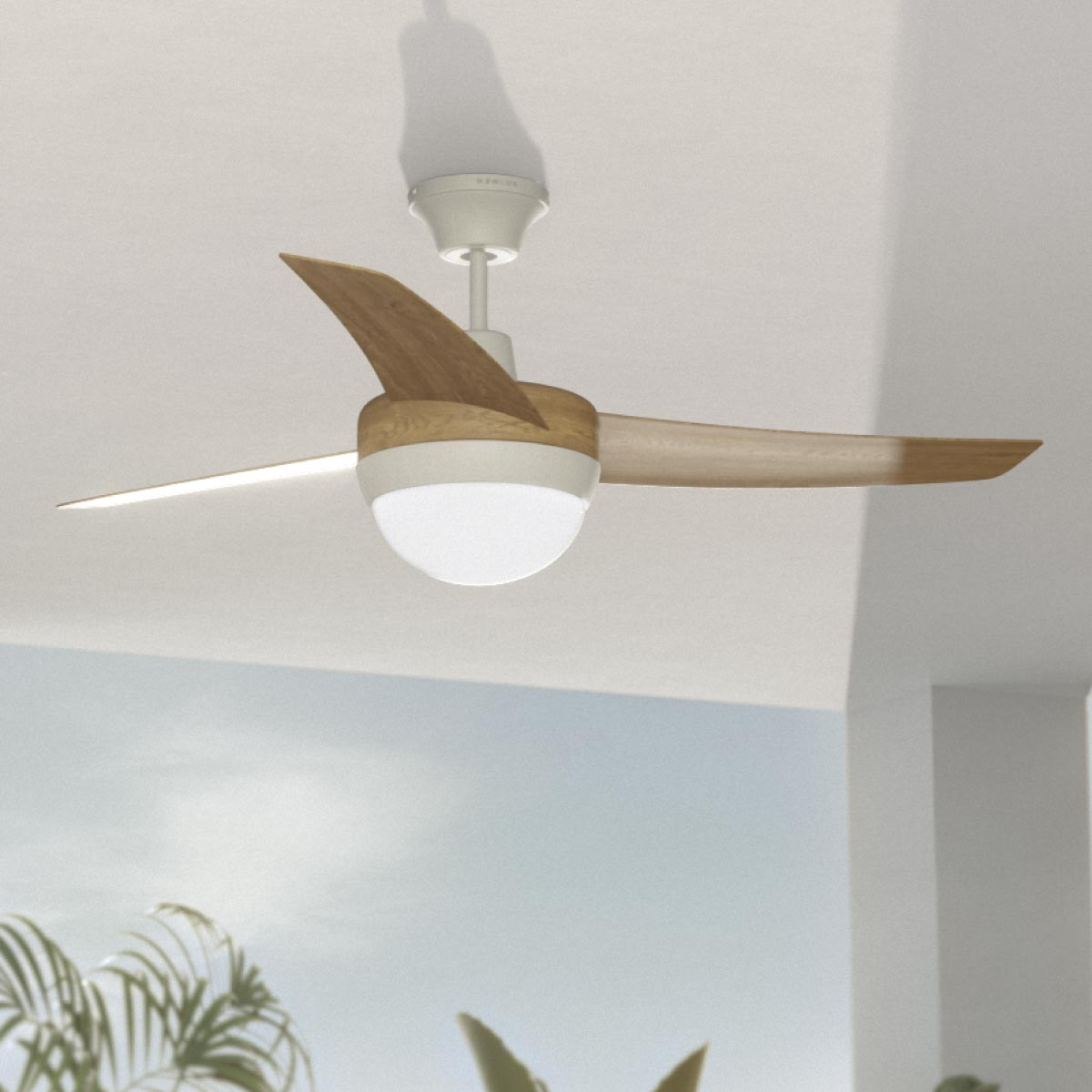 Ventilador de techo con aspas de madera y luz integrada, cielo brillante al fondo.