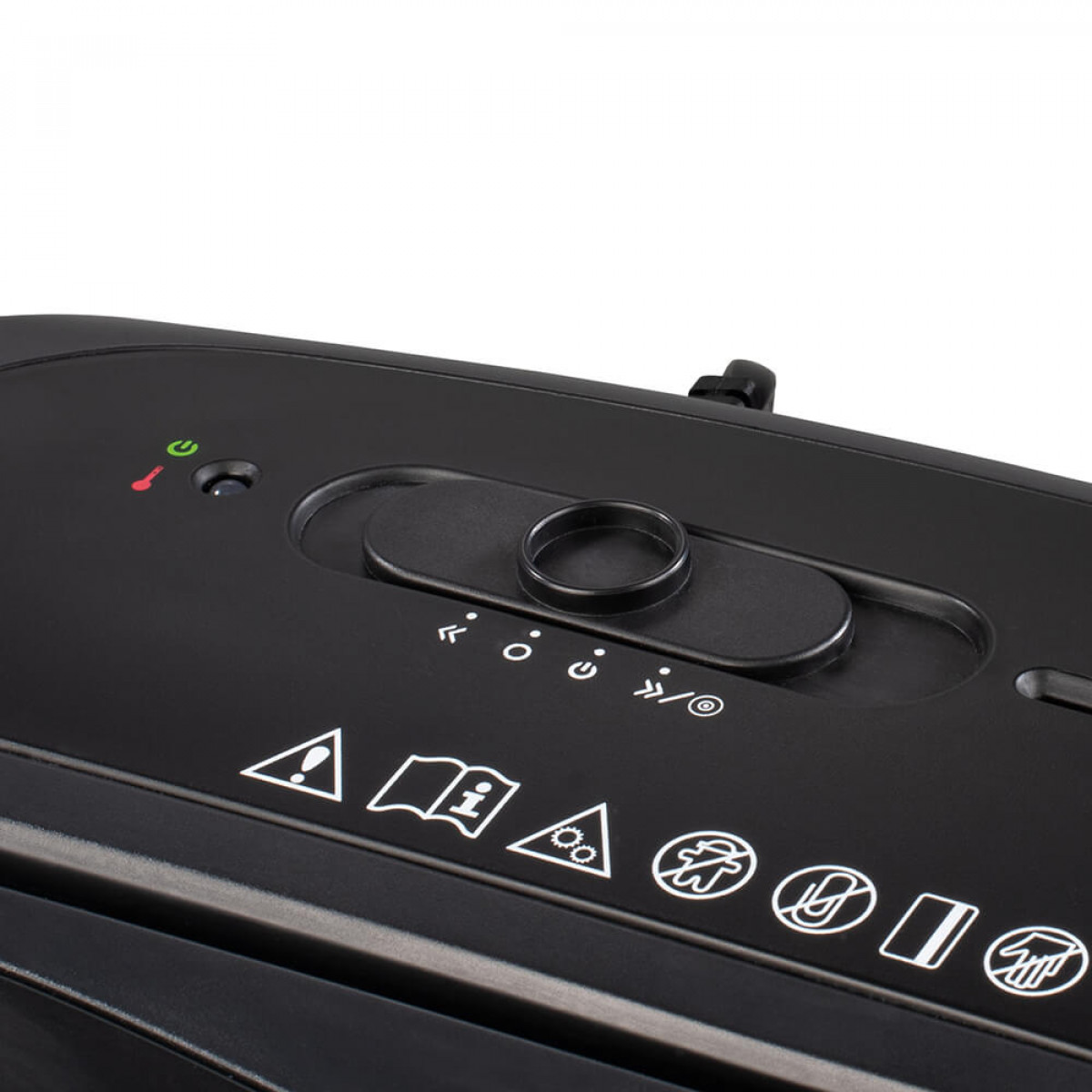 Zbliżenie panelu sterowania czarnej niszczarki do papieru z symbolami i przyciskiem zasilania.