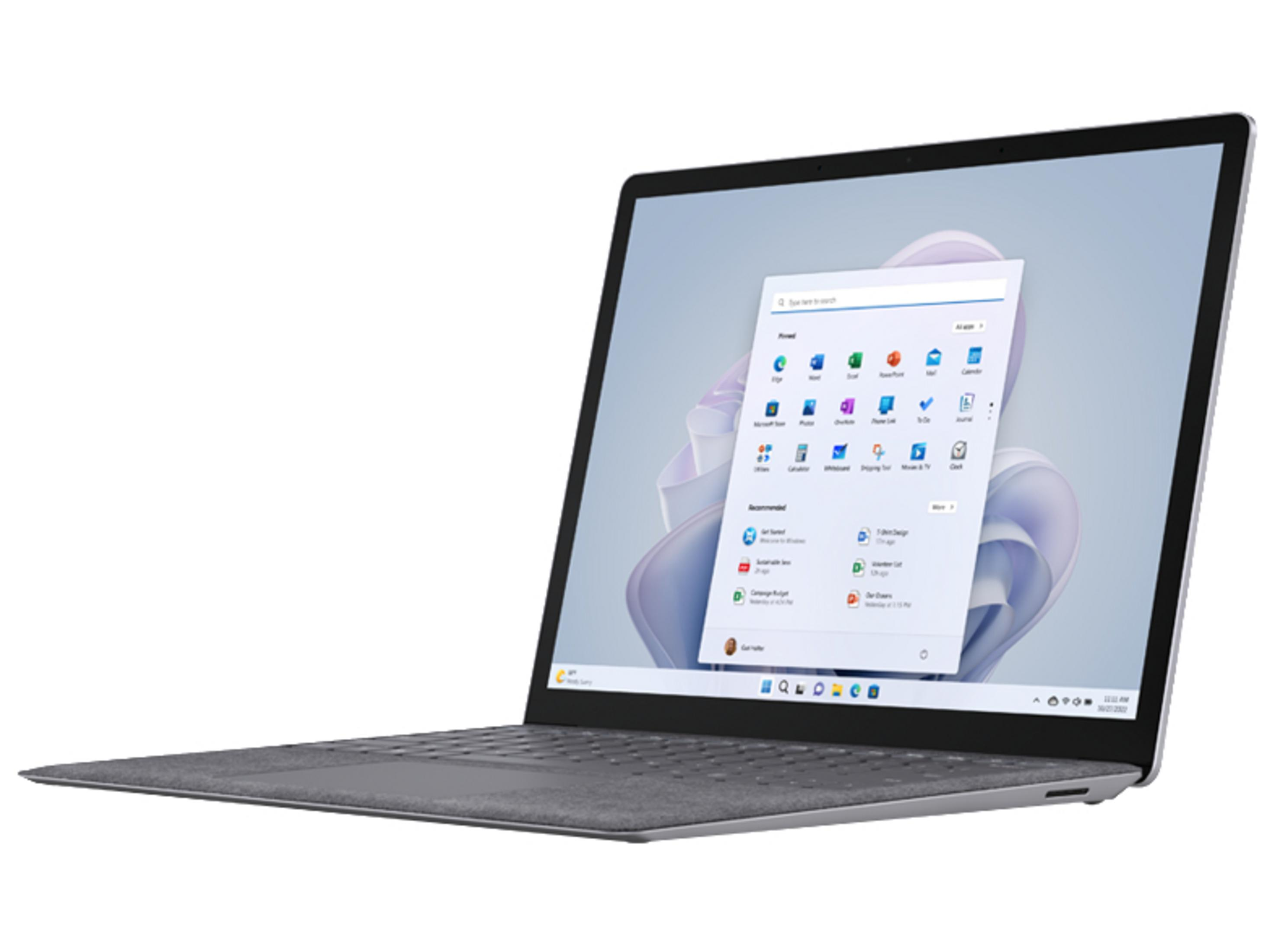 Ein grauer Laptop ist geöffnet und zeigt eine Windows-Oberfläche. Weißer Hintergrund. Winkelansicht.