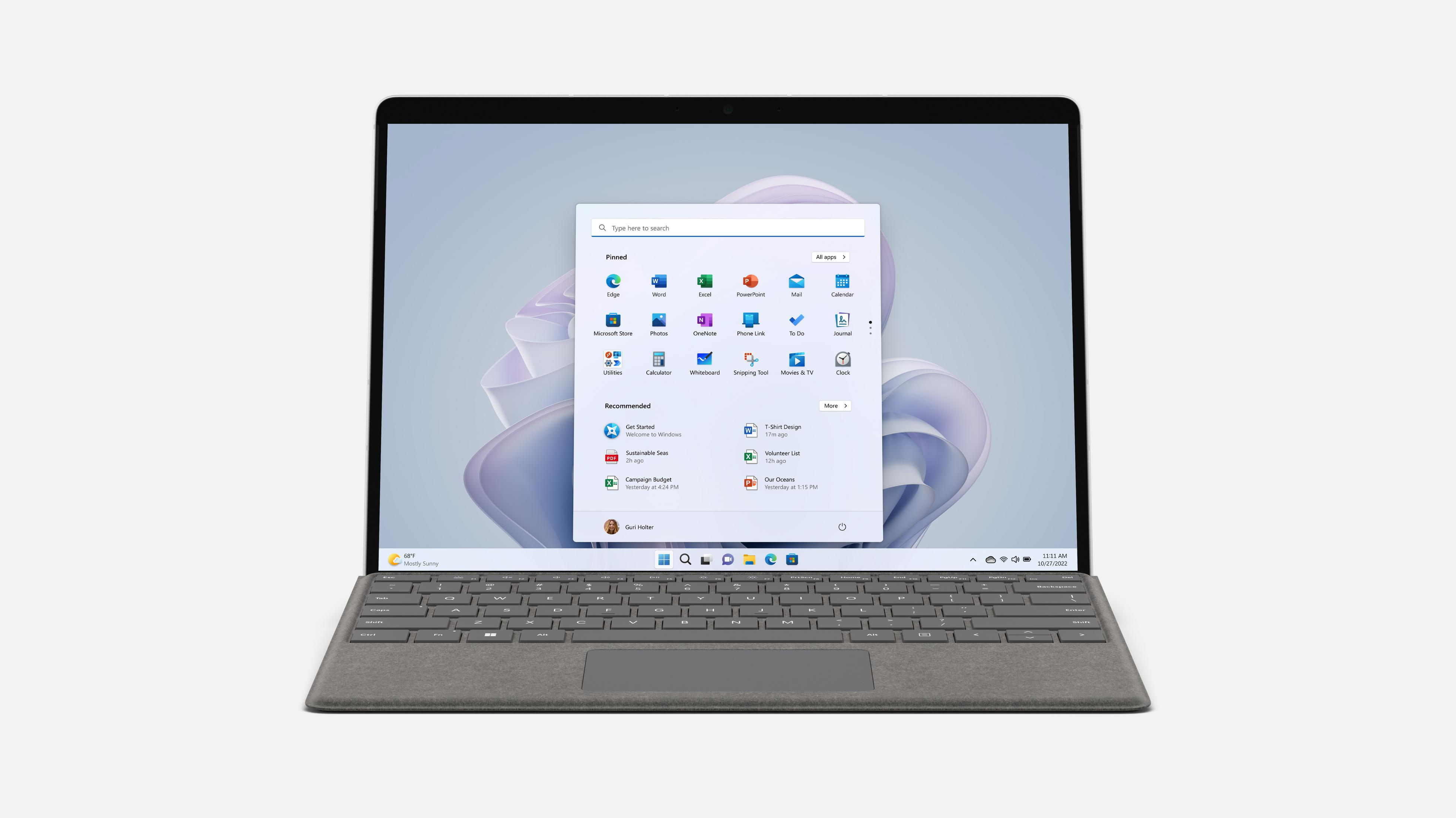 Ein Laptop mit offener Windows 11 Oberfläche. Der Hintergrund ist ein leichter Farbverlauf.