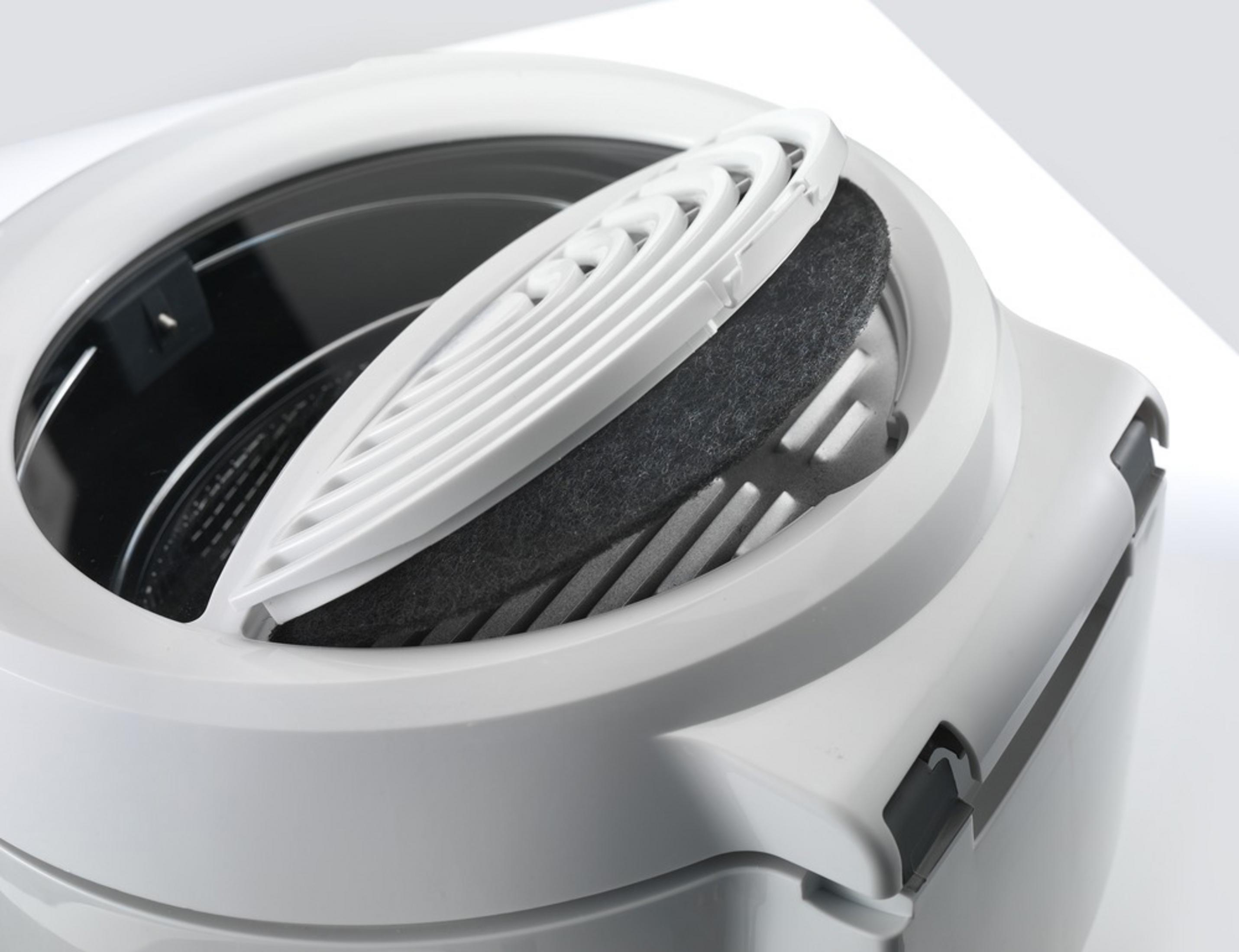 Biały filtr powietrza z ciemnoszarym elementem filtrującym w środku, ujęcie z bliska.