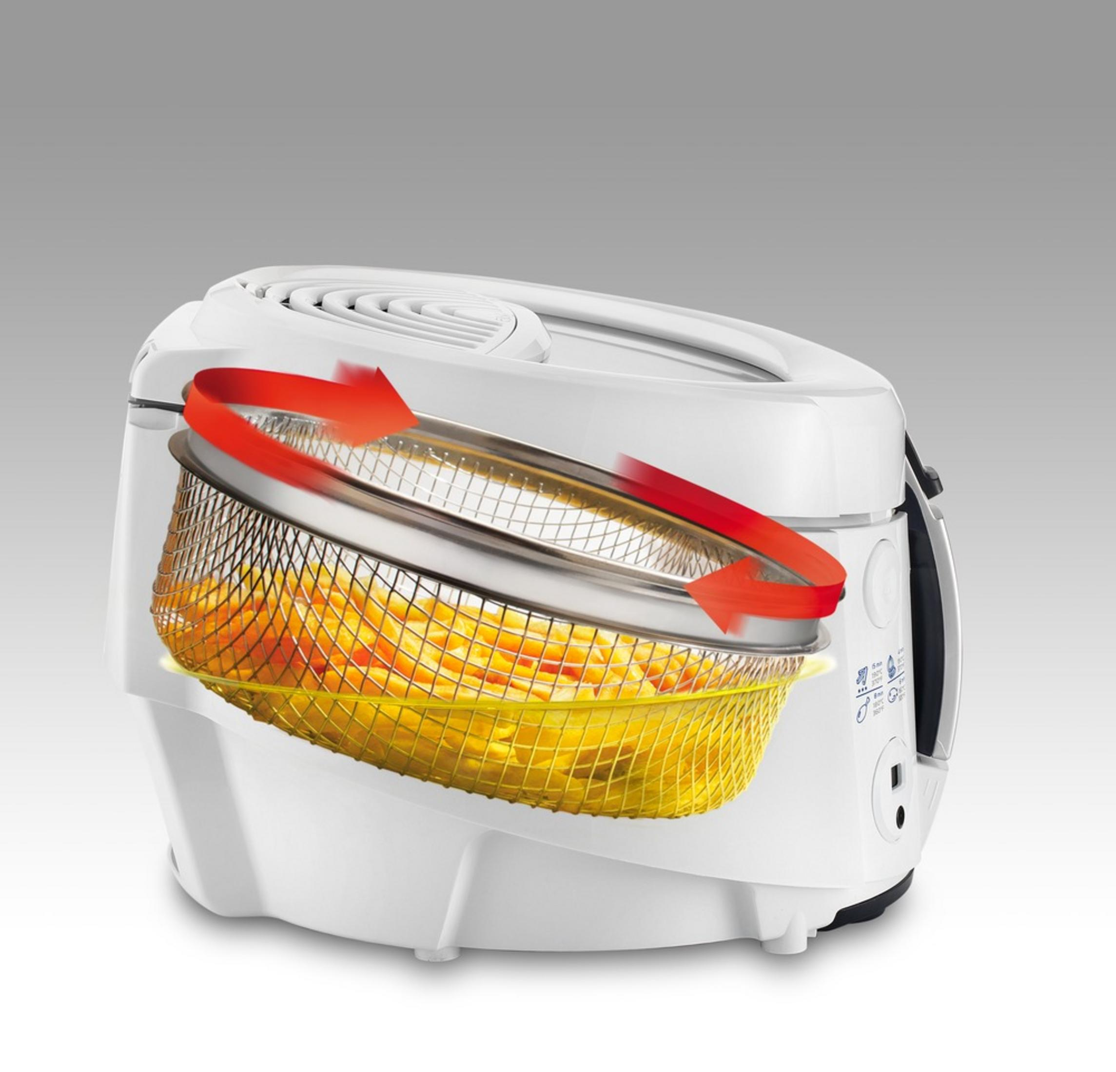 Biała frytkownica ze srebrnym koszem, czerwone strzałki wskazujące kierunek obrotu. Pełna frytek.