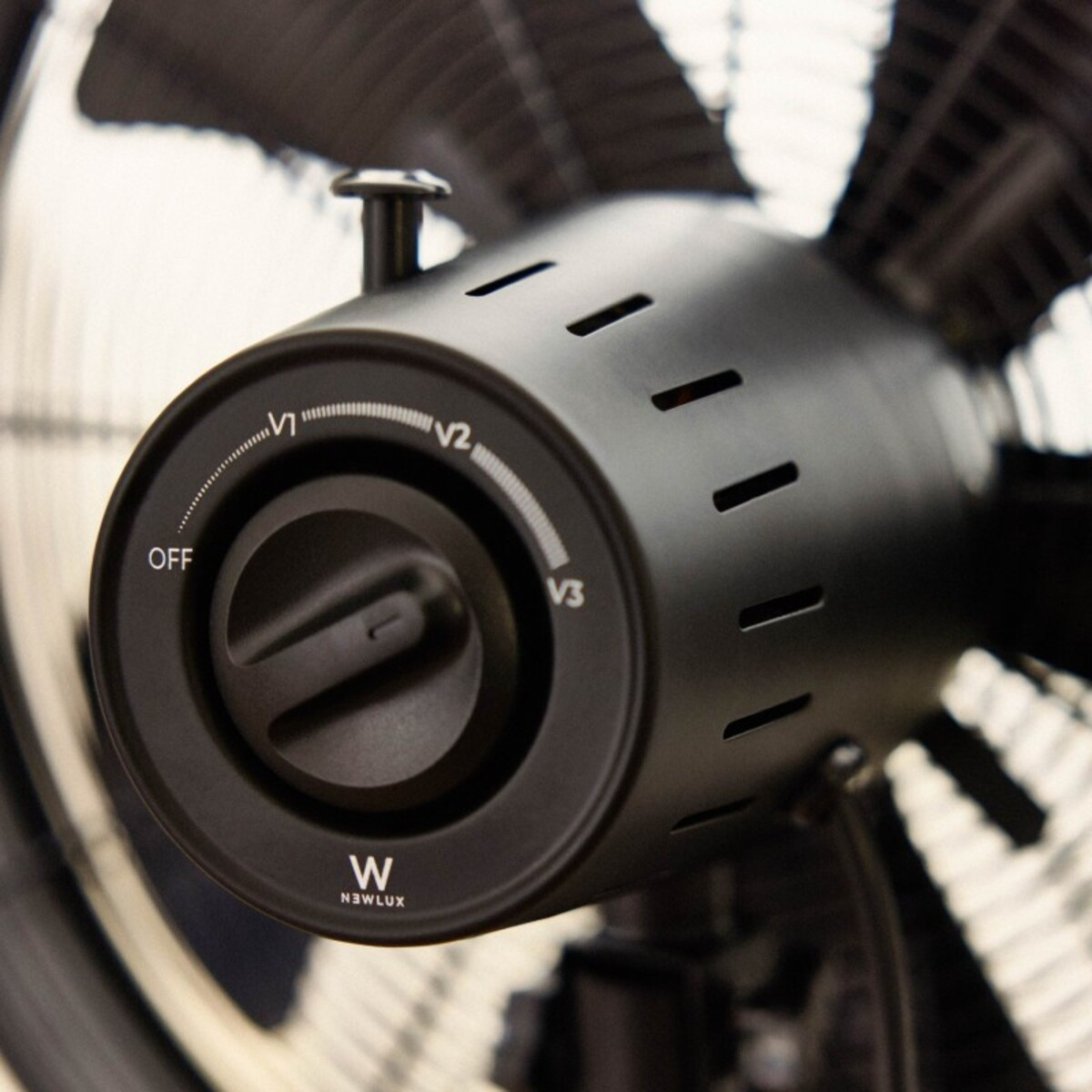 Primer plano de un dial de control de ventilador negro, ajustes V1, V2 y V3.