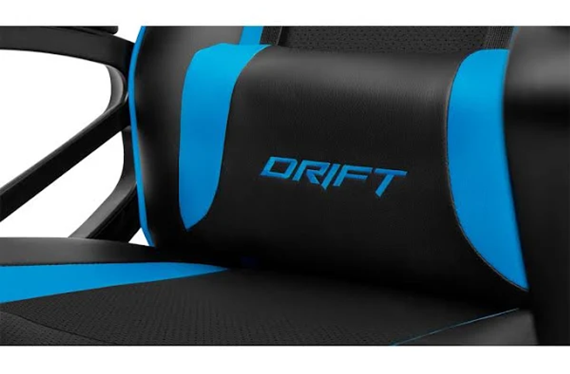 Primer plano de una silla gaming negra y azul. La palabra 'DRIFT' bordada.