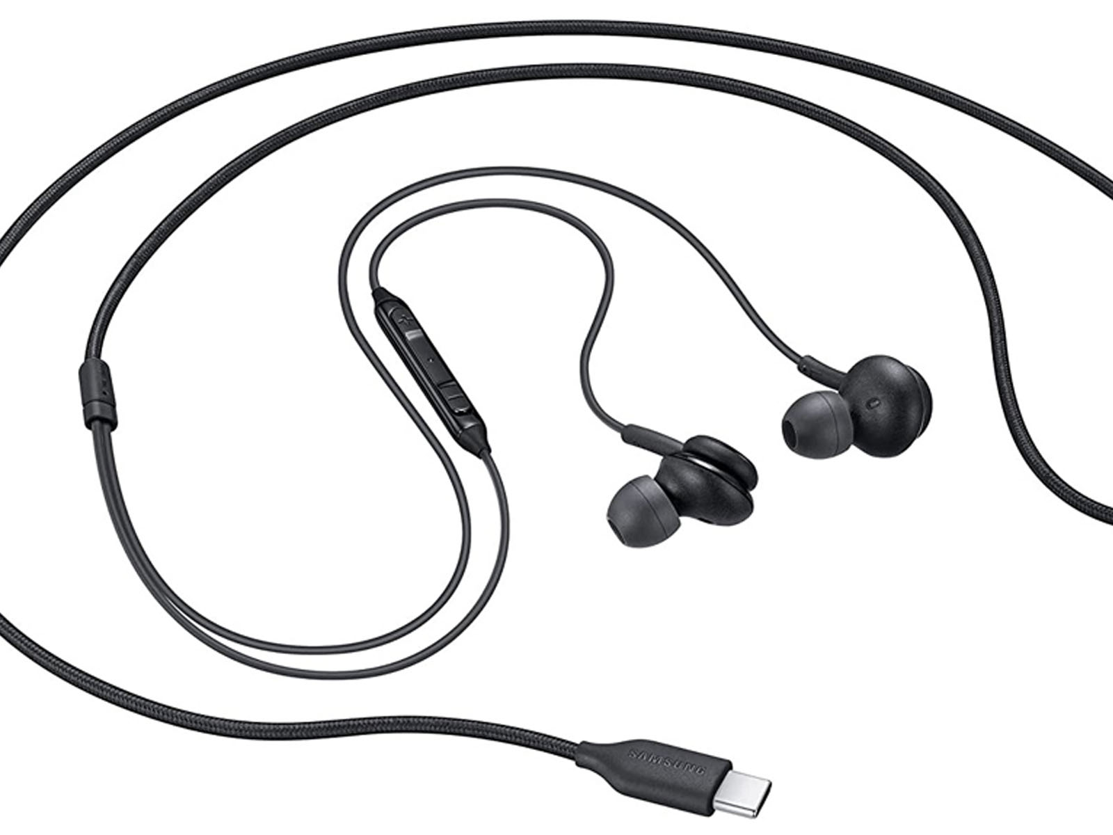 Auriculares negros con conector USB-C y cable cubierto de tela.