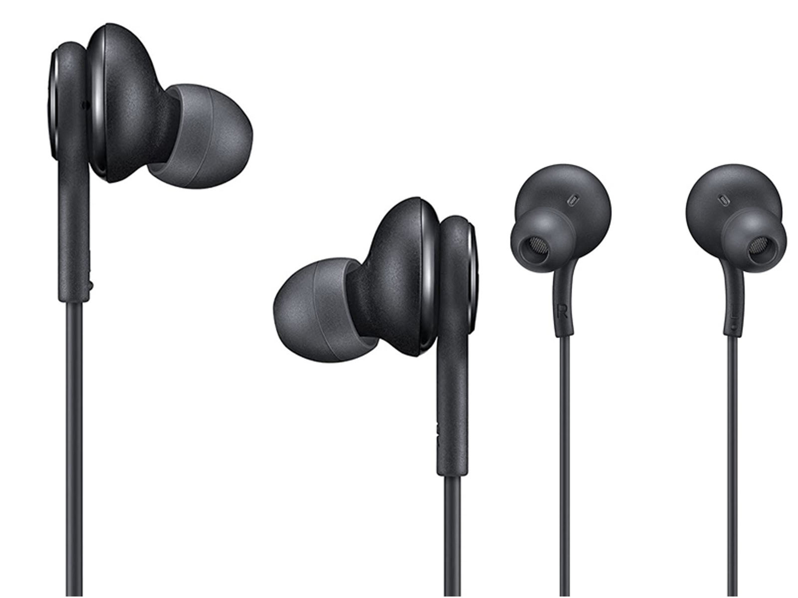 Cuatro auriculares negros sobre fondo blanco. Tres miran a la izquierda, uno a la derecha. Todos tienen cables negros.
