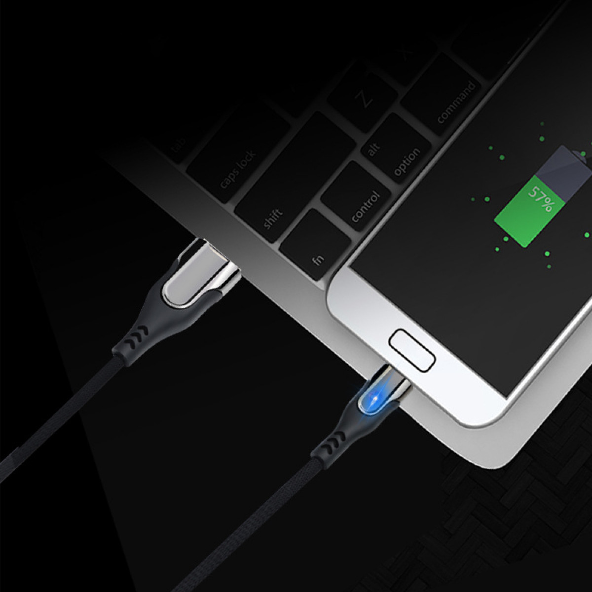 Ein Laptop lädt mit einem USB-Kabel, zeigt 57% Ladung auf dem Telefonbildschirm.