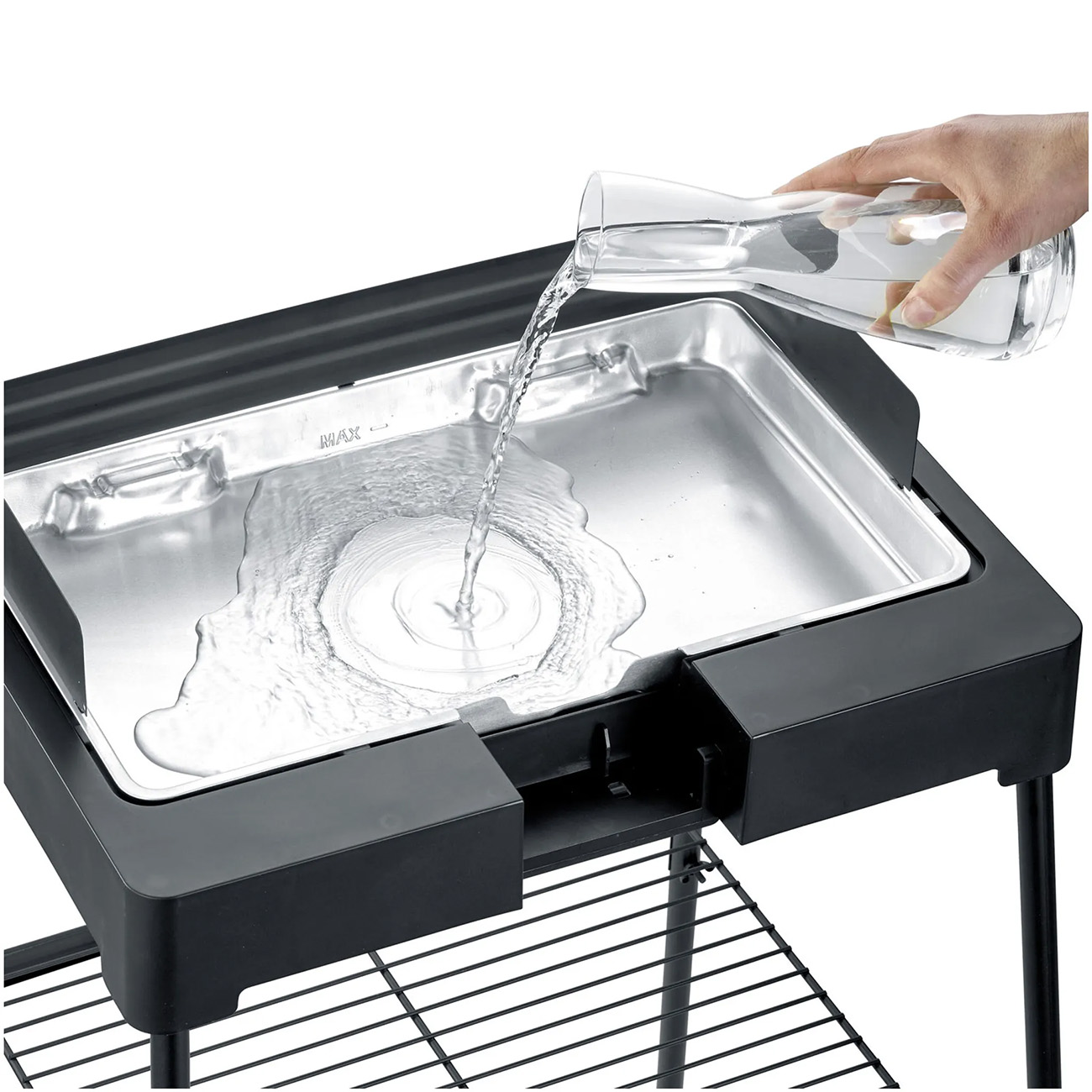 Wasser gießt in einen schwarzen und silbernen Elektrogrill.