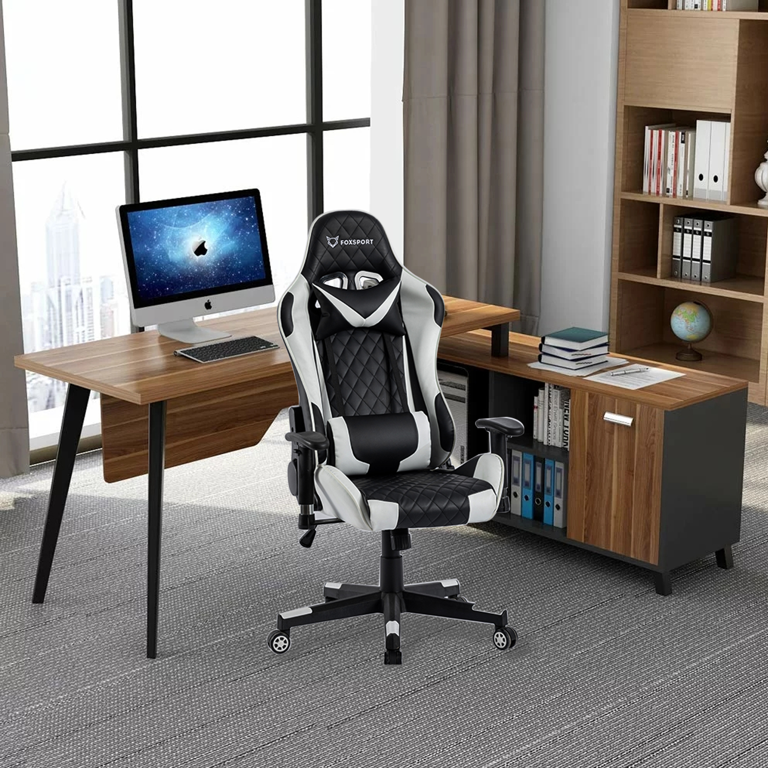 Gaming-Stuhl in Büroumgebung. Schwarz-weißer Stuhl, Schreibtisch mit Computer und Bücherregal.