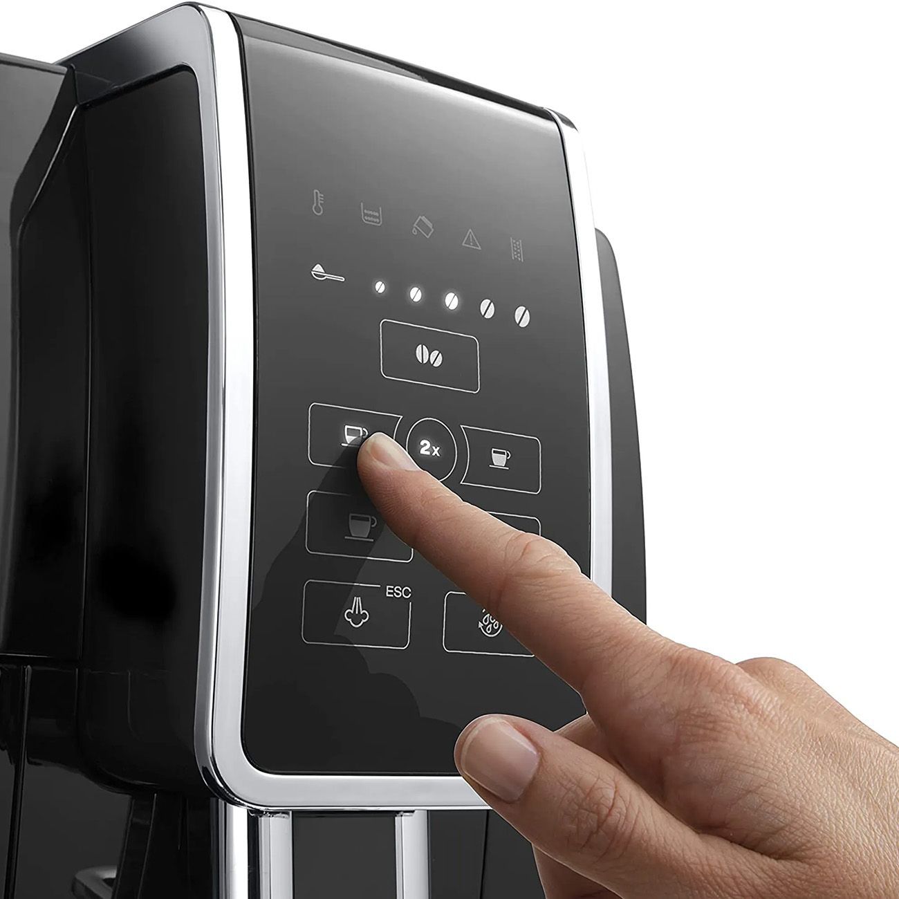 Zbliżenie panelu sterowania ekspresu do kawy. Palec dotyka przycisku.