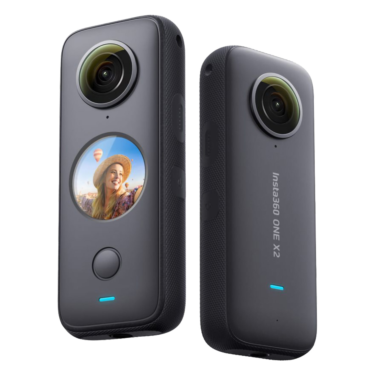 Due action cam nere affiancate. Una mostra una foto di una donna. Sfondo bianco.