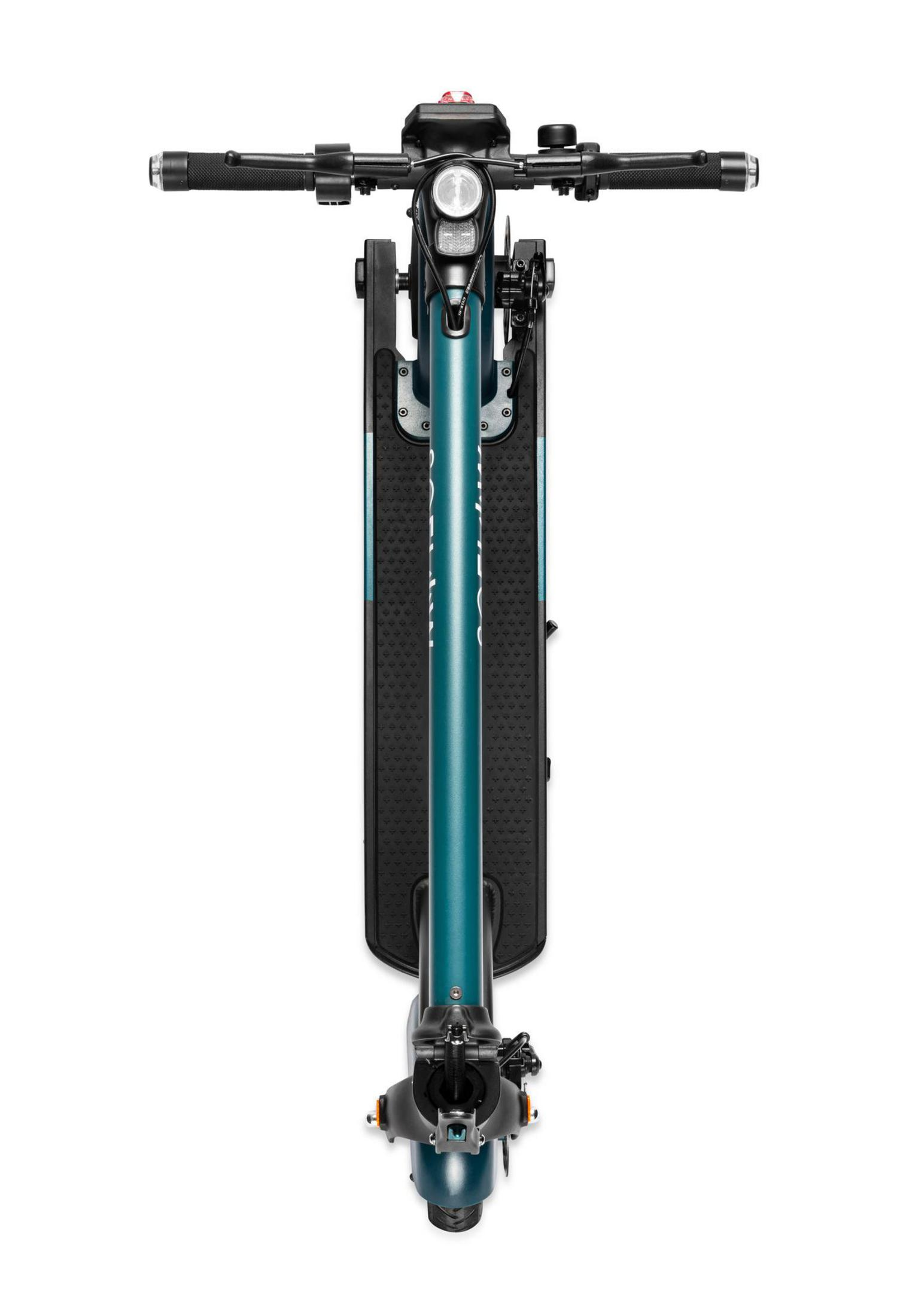 Draufsicht auf einen tealfarbenen Elektroroller auf Weiß. Schwarzes Trittbrett.