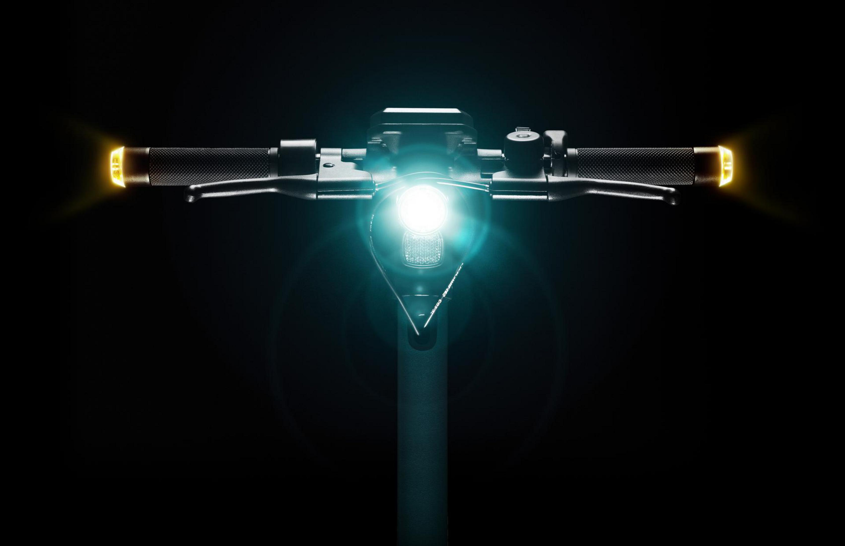 Rollerlenker mit Lichtern an den Enden und einem Scheinwerfer in der Mitte.