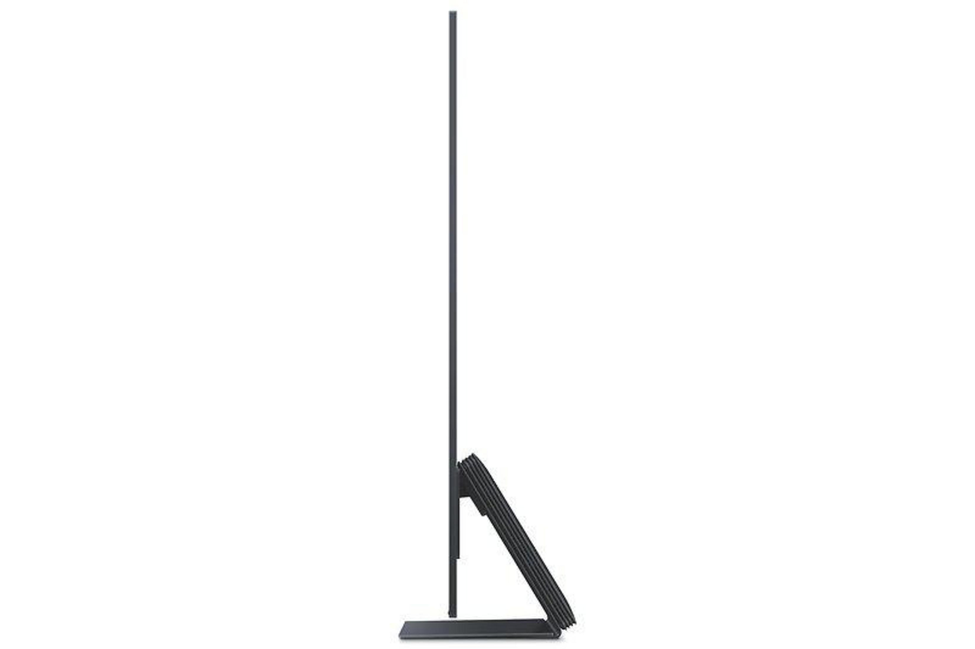 Widok z profilu smukłego czarnego telewizora na stojaku, na tle białego tła.