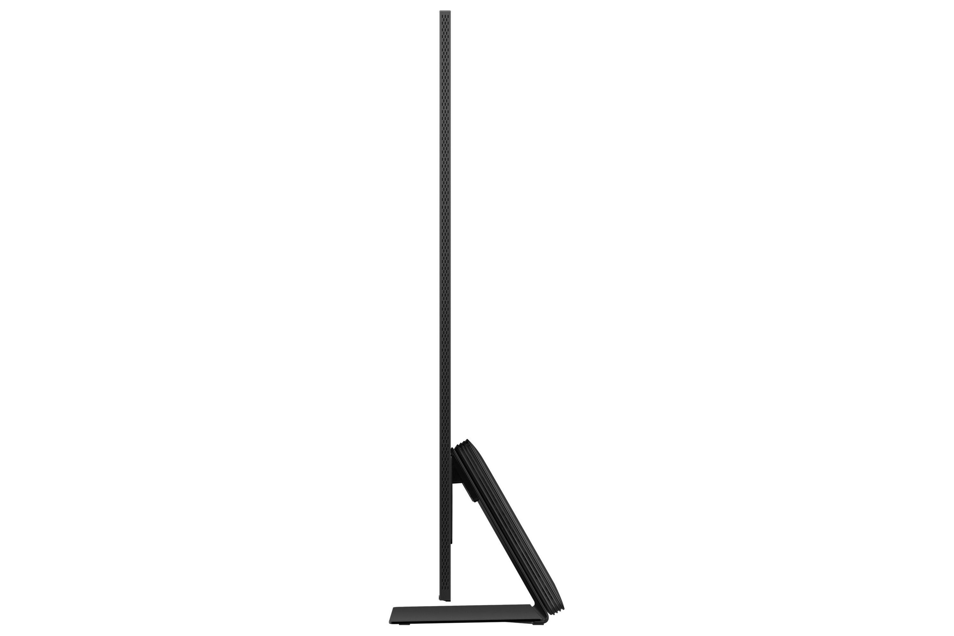 Smukły czarny telewizor, widok z boku, stojący na podstawie, na białym tle.