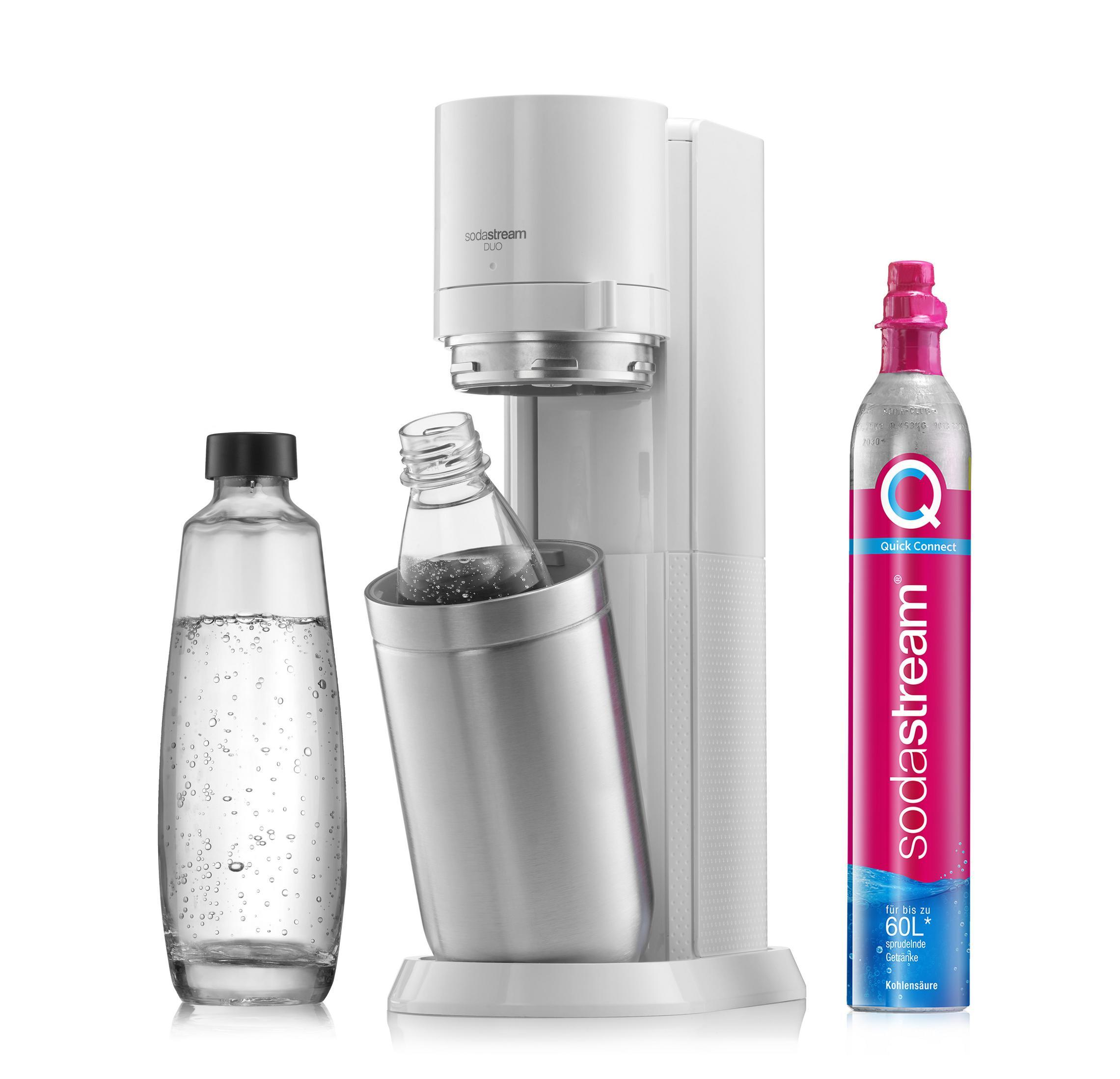 Biała maszyna SodaStream, butelka i cylinder CO2 z różową etykietą. Tło jest białe.