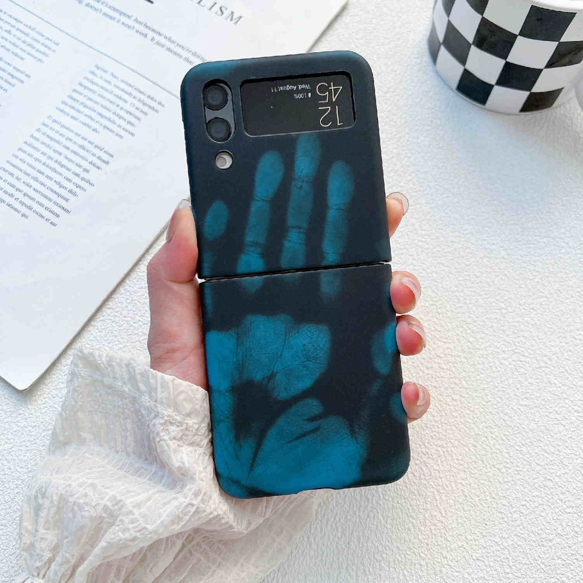 Schwarzes Handy offen, mit Handabdruck-Design und Datum.