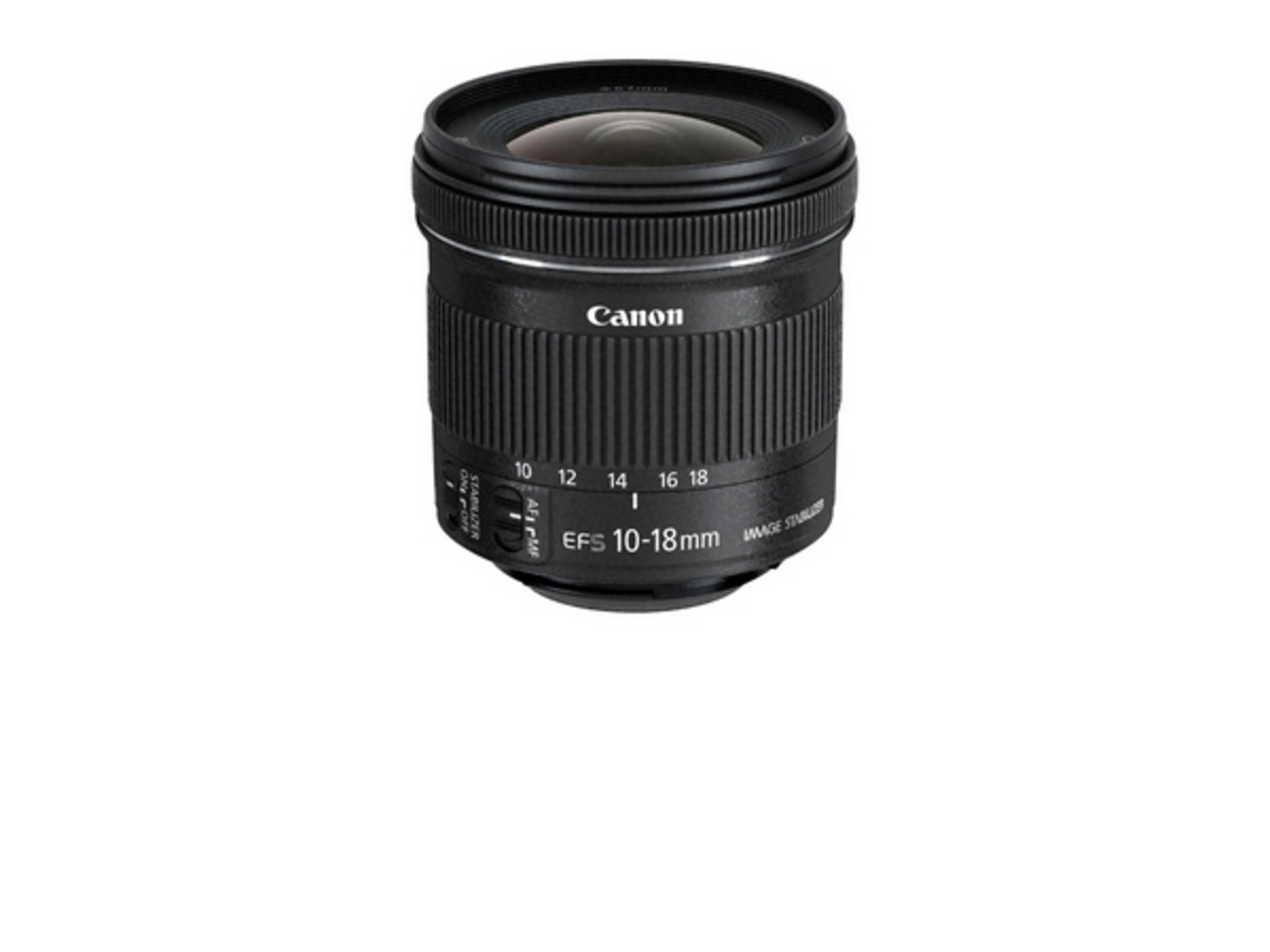 Ein schwarzes Canon-Objektiv mit Fokus- und Zoommarkierungen, das auf einer weißen Oberfläche mit geringer Tiefenschärfe liegt.
