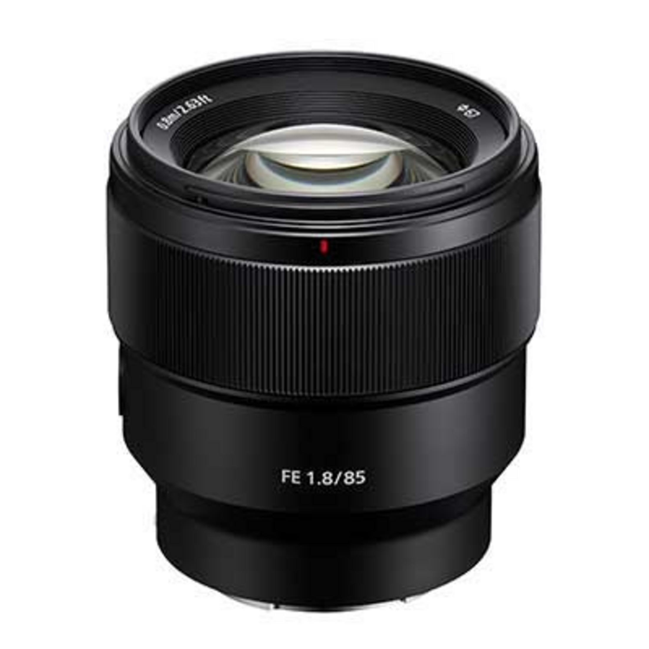 Lente de cámara negra FE 1.8/85 con anillo de enfoque e indicador rojo.