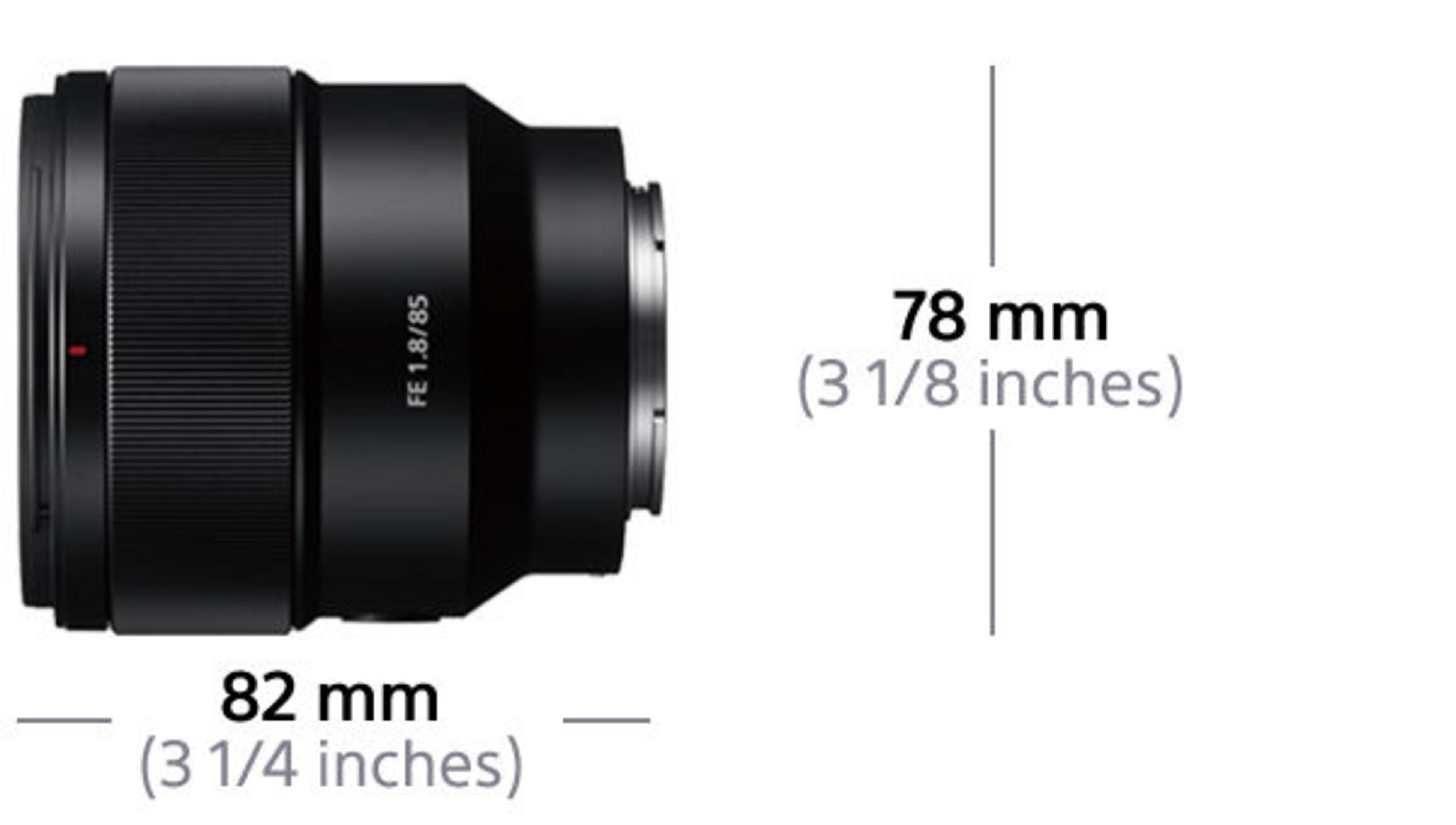 Un objetivo de cámara negro con indicaciones de tamaño: 82 mm y 78 mm, con FE 1.8/8S escrito.