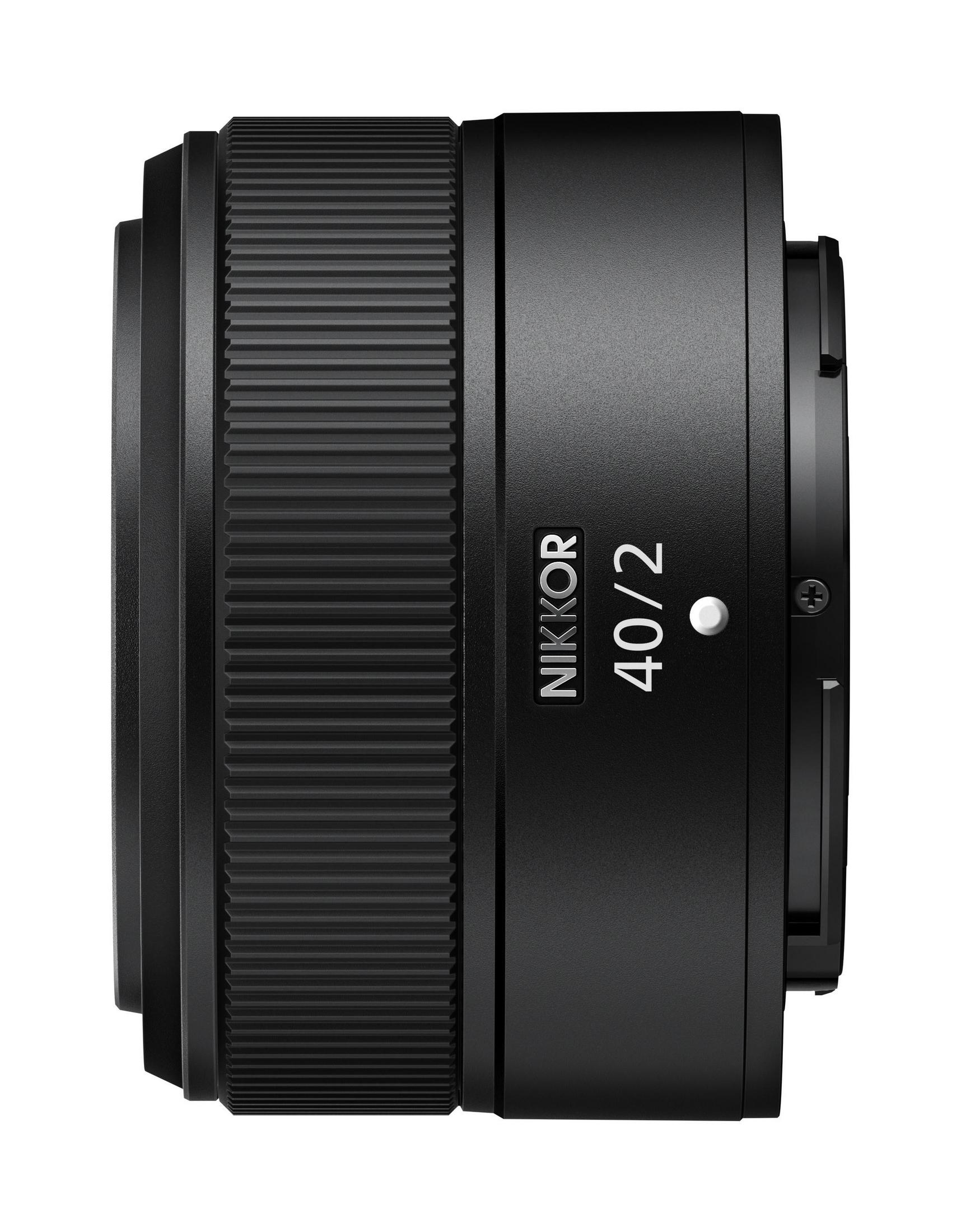 Primer plano de un objetivo Nikon 40/2 negro, con texto blanco.