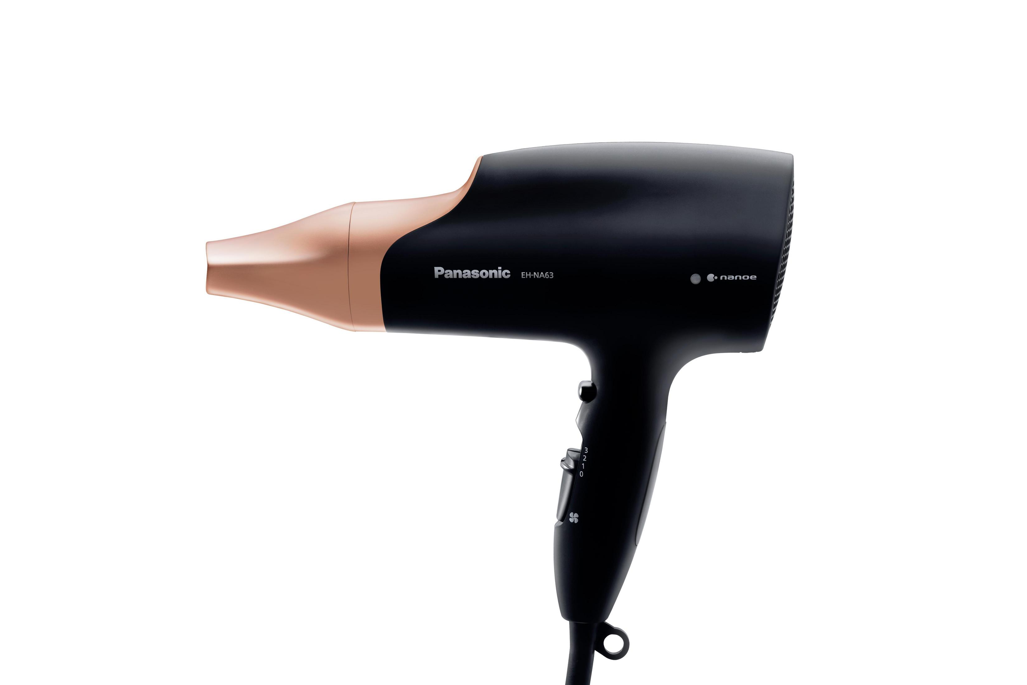Schwarzer und roségoldener Haartrockner auf weißem Hintergrund, Marke Panasonic.