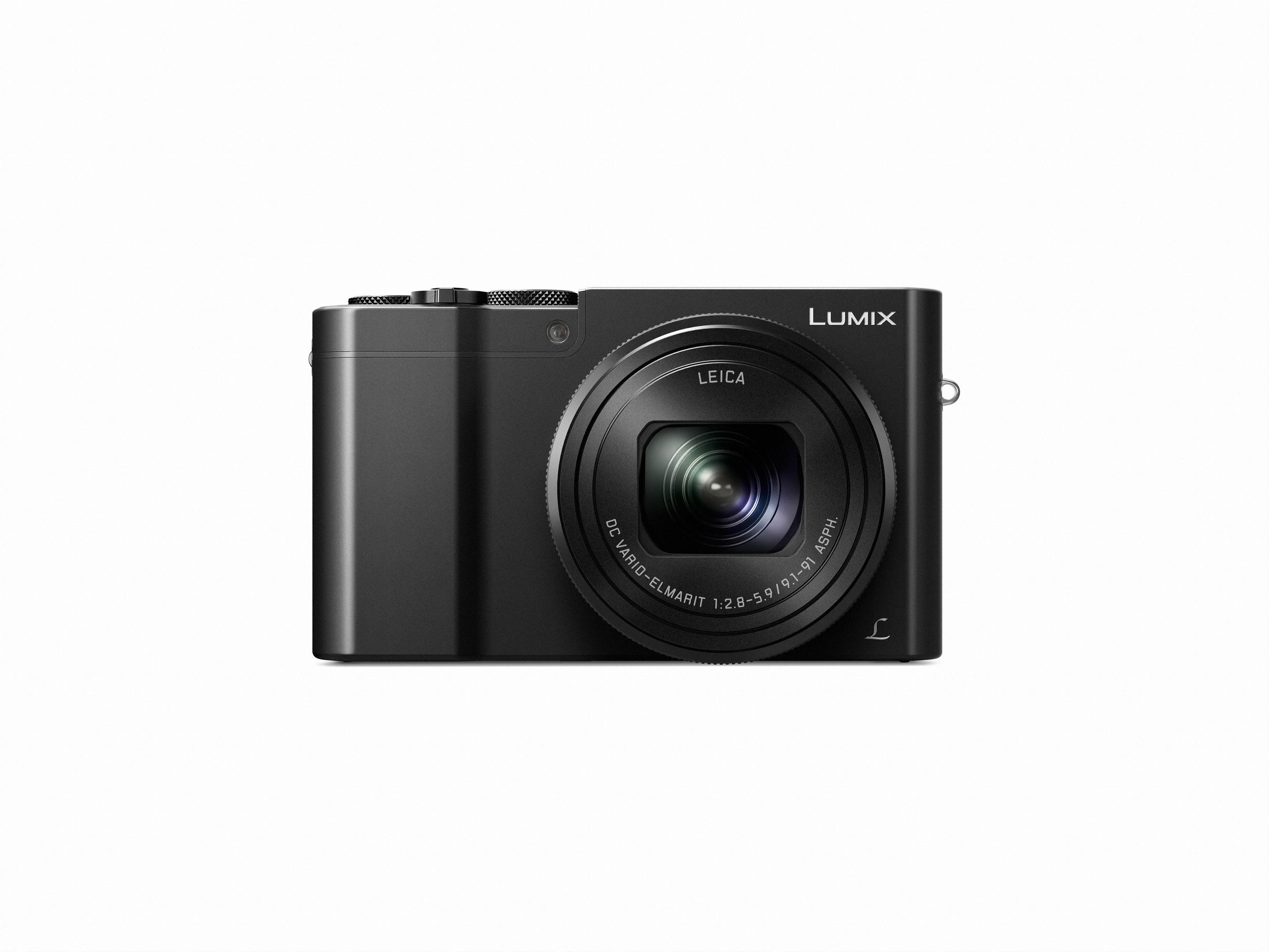 Eine schwarze Leica-Kamera, Vorderansicht, auf weißem Hintergrund.