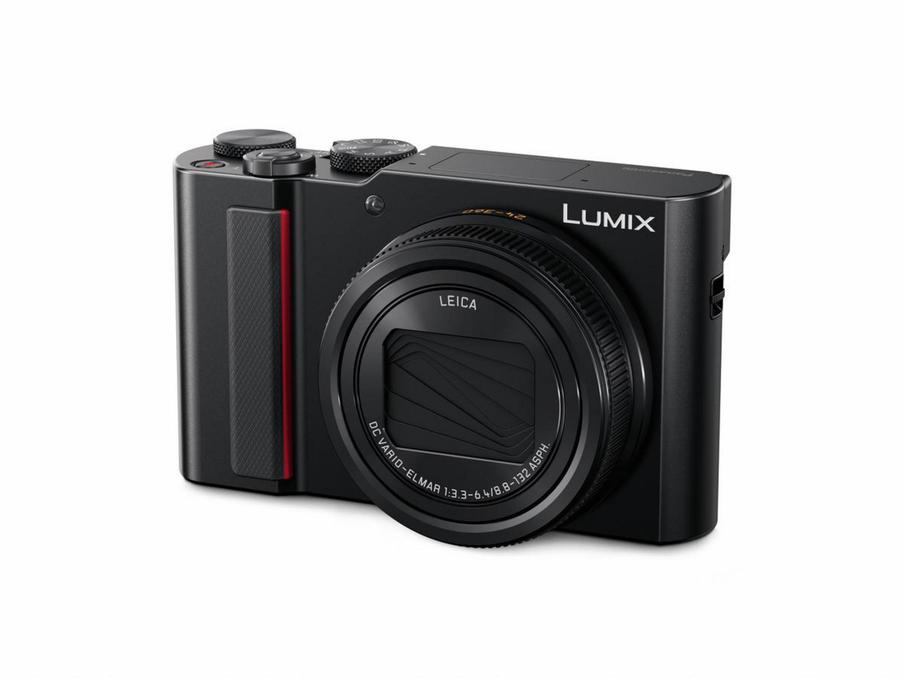 Eine schwarze Panasonic Lumix Kamera mit Leica-Objektiv auf weißem Hintergrund.