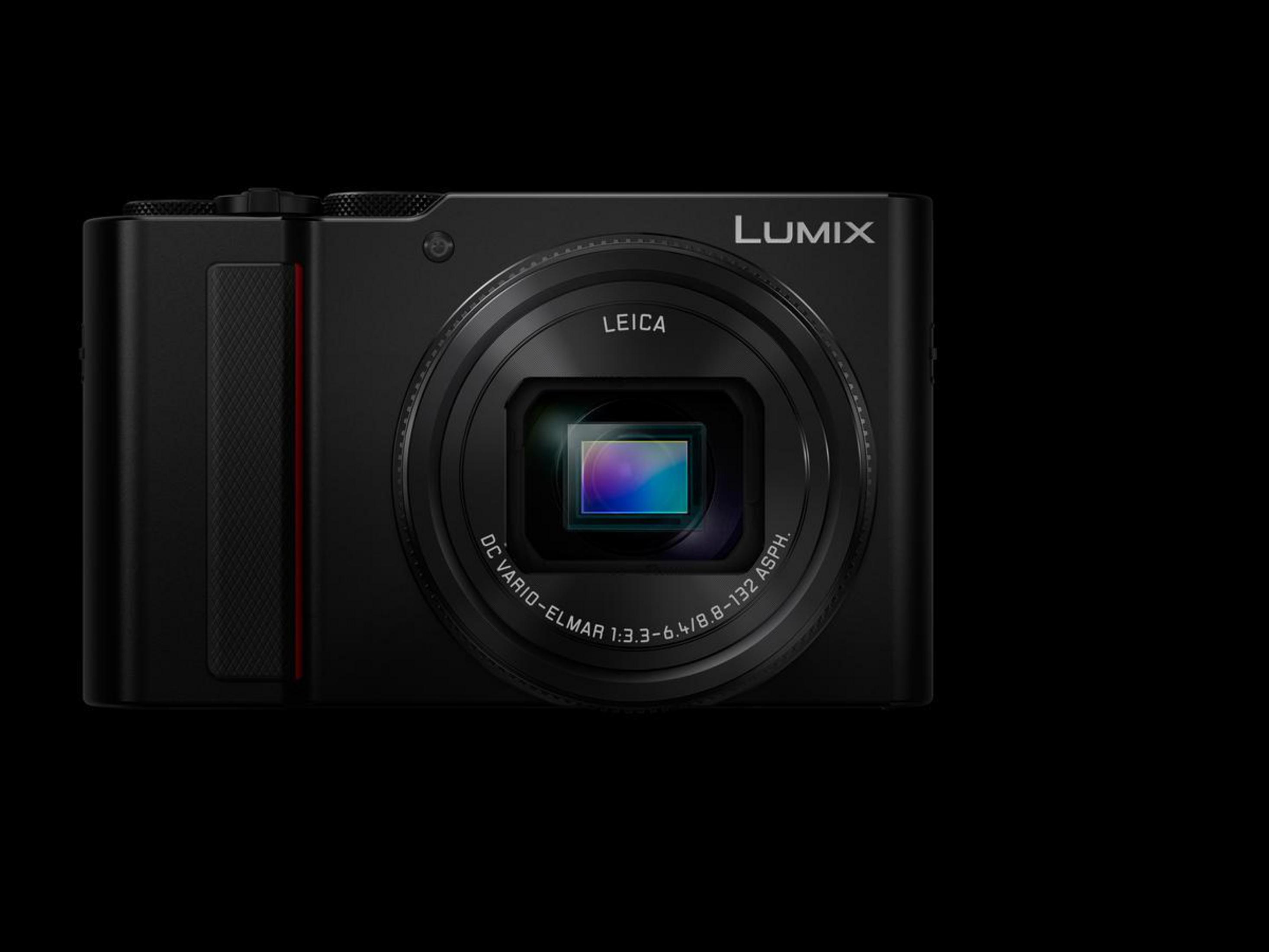 Schwarze Kompaktkamera mit Objektiv. Die Kamera hat das Wort "LUMIX" oben.