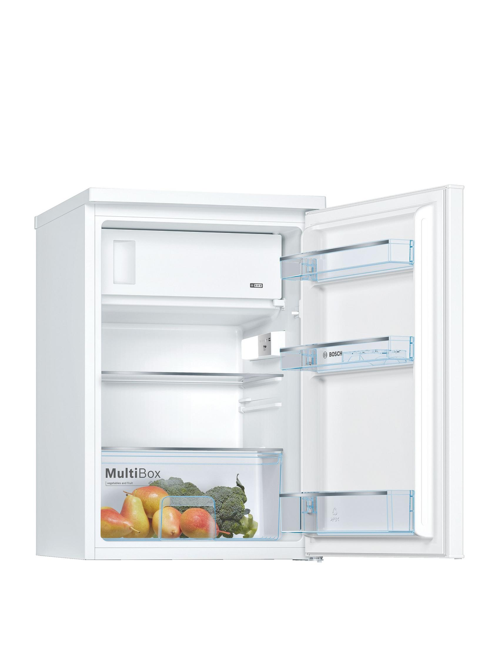 Ein weißer Kühlschrank mit offener Tür, der Regale, Schubladen und Lebensmittel zeigt.