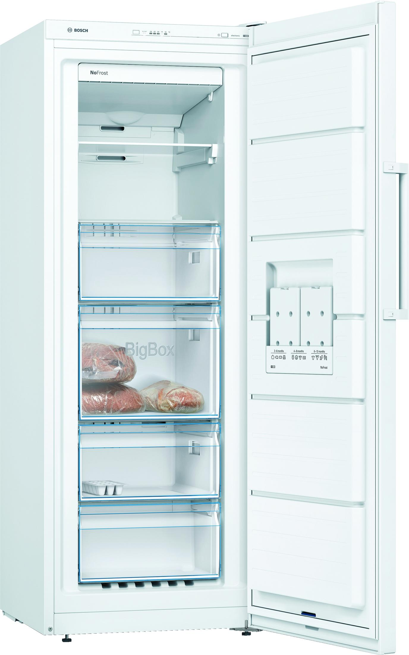 Weißer Kühlschrank mit offener Tür, zeigt Regale und Inhalte. Bosch-Logo sichtbar.