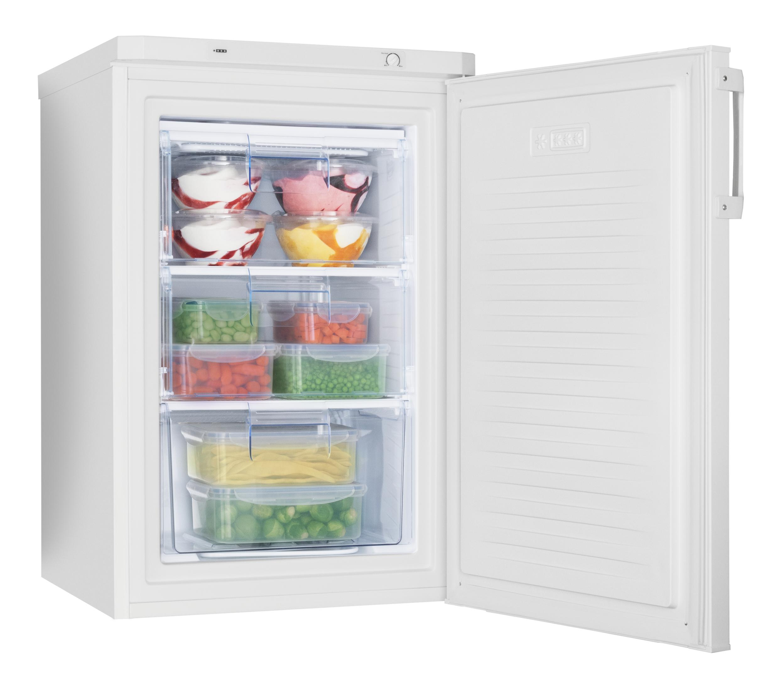 Otwarta biała zamrażarka wypełniona pojemnikami z mrożoną żywnością. Różne kolorowe produkty spożywcze.