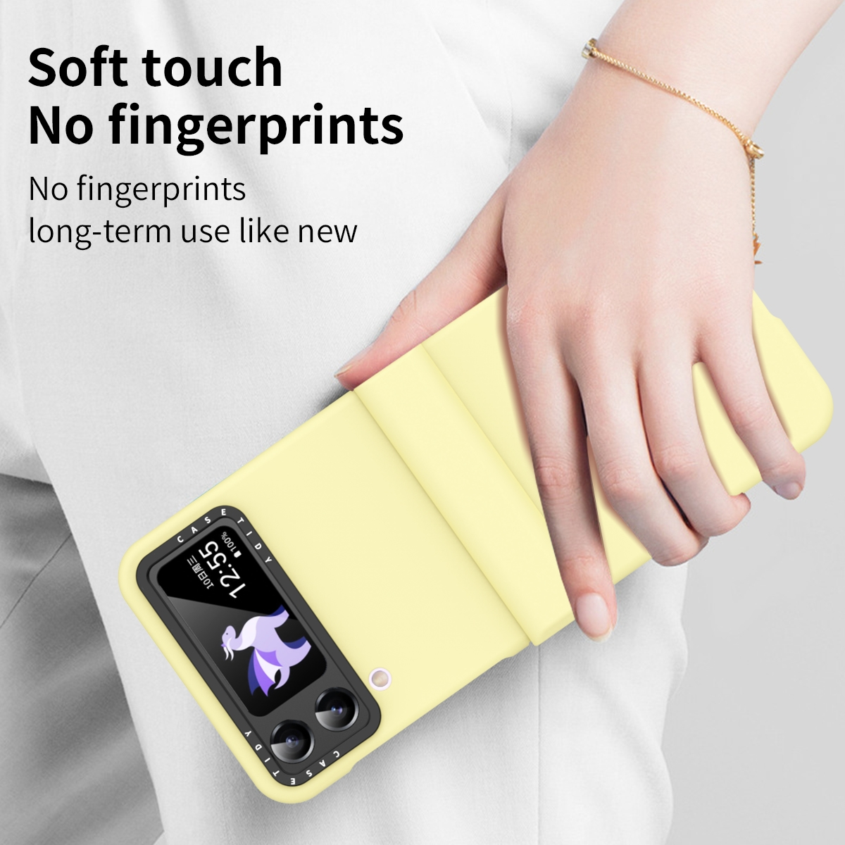 Person hält eine gelbe Handyhülle mit einem Telefon darin.