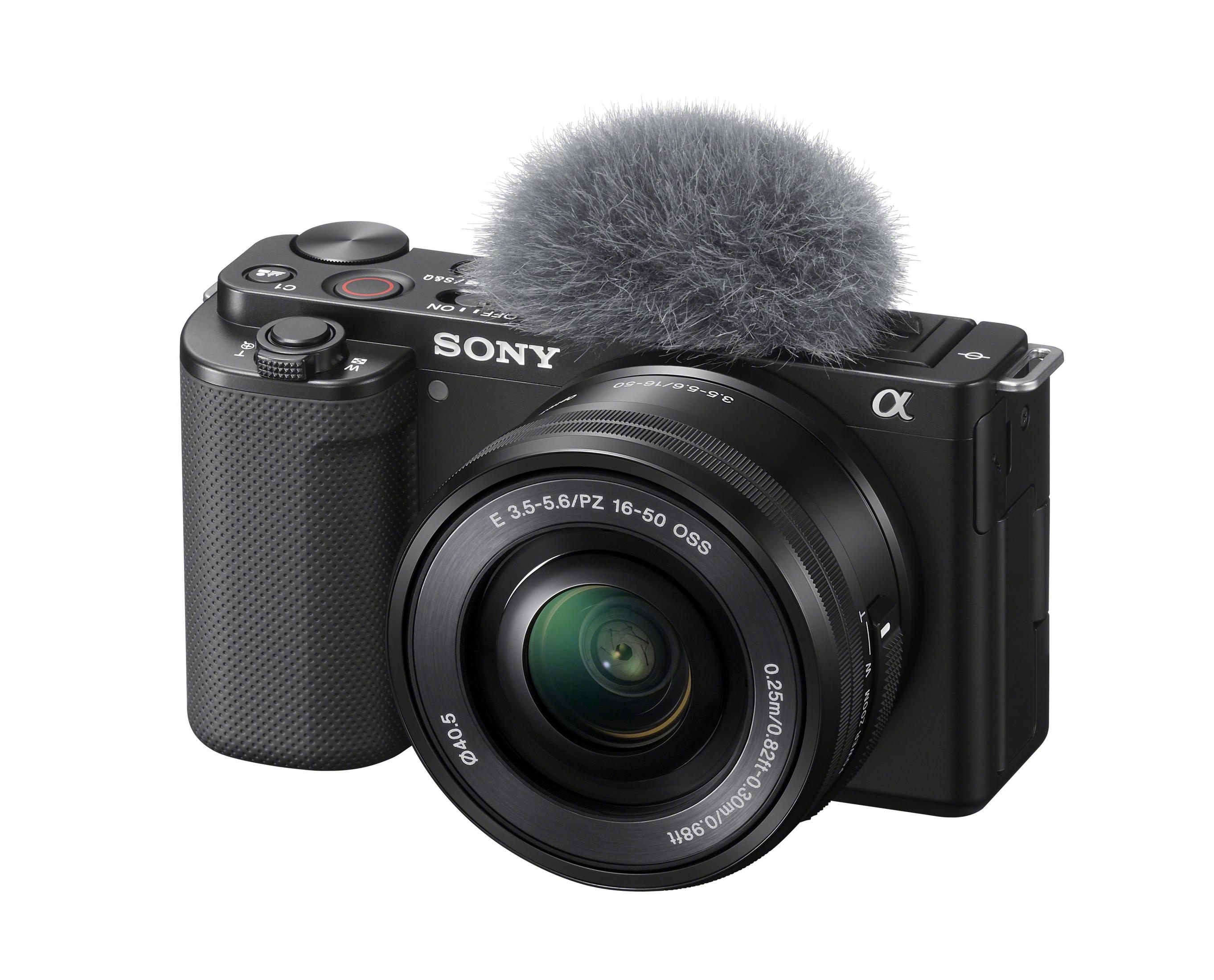 Schwarze spiegellose Sony Kamera mit Mikrofon, Objektiv zeigt nach vorne.