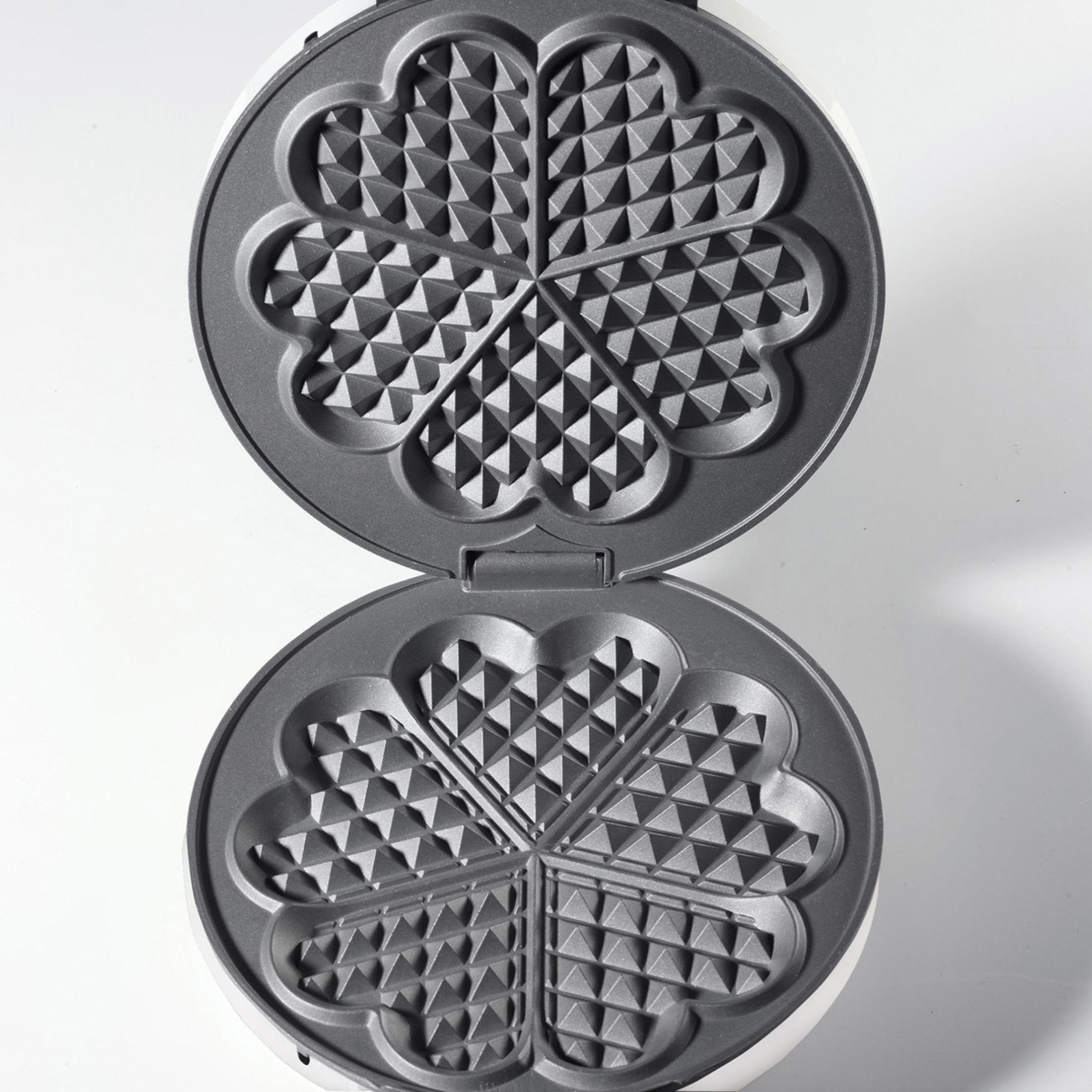 Gofrownica otwarta. Powierzchnie do gotowania mają kształt serca.