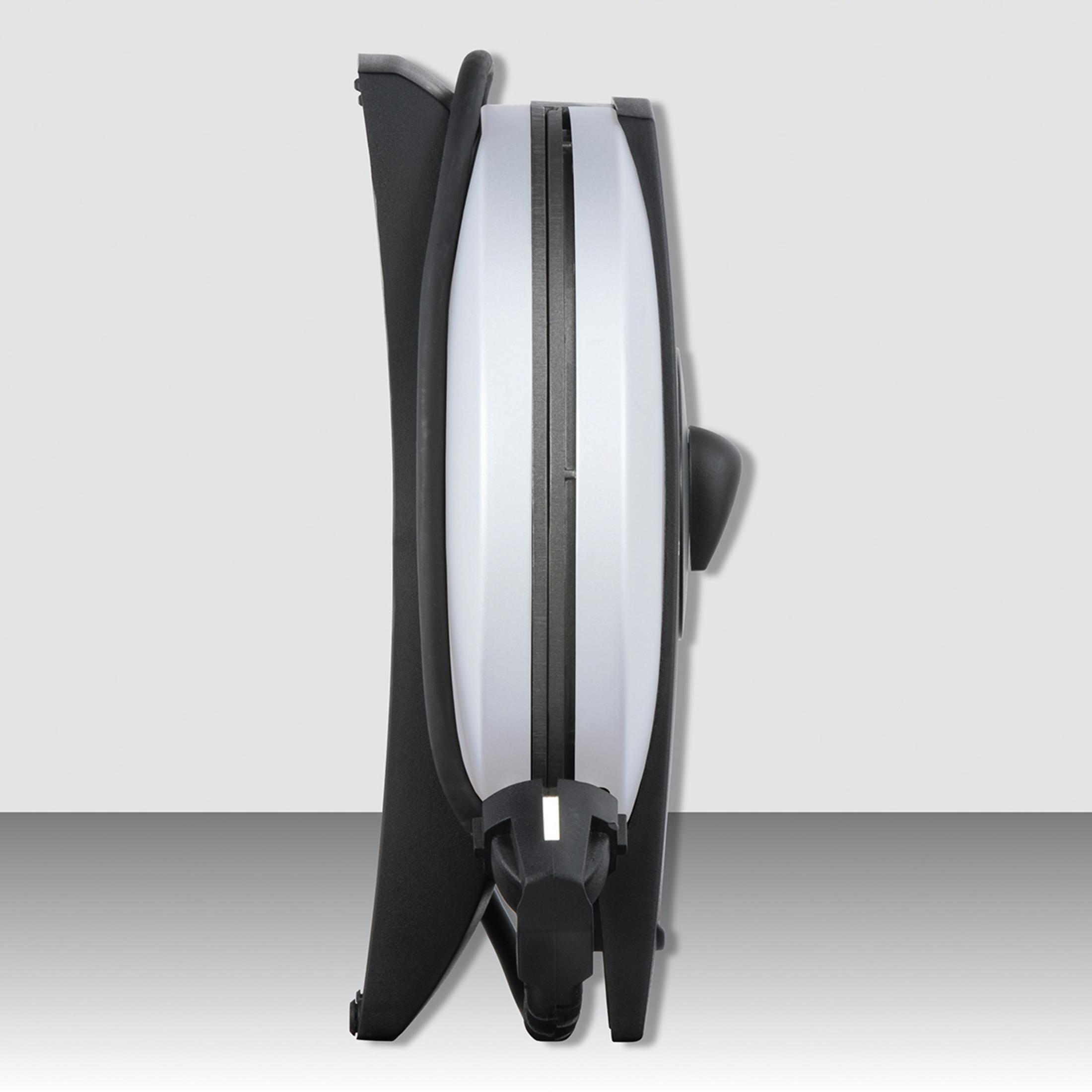 Czarny złożony gofrownica, widok z boku, na białym tle.