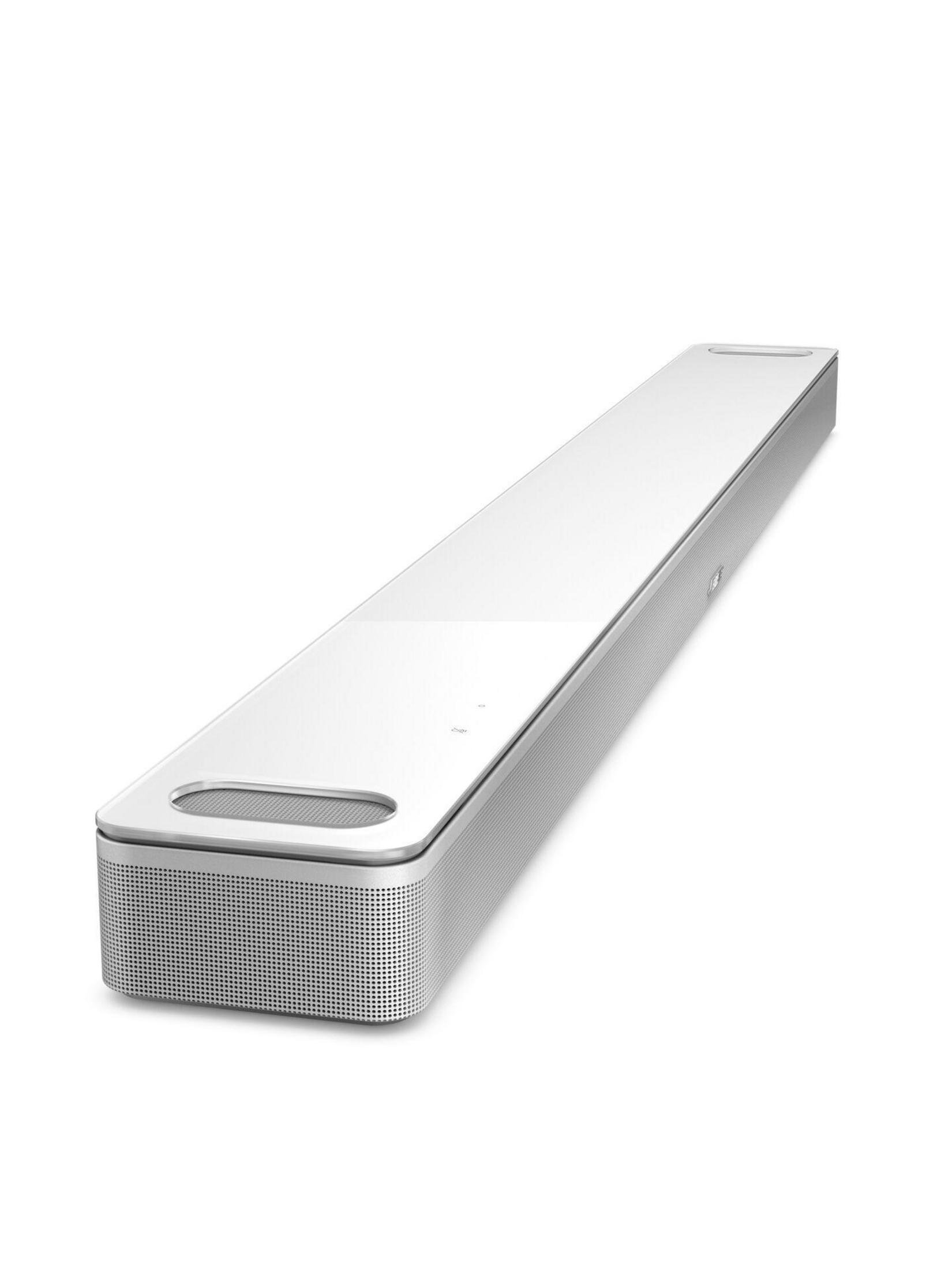 Eine weiße Soundbar auf einer weißen Oberfläche. Die Soundbar ist lang und rechteckig mit abgerundeten Kanten.
