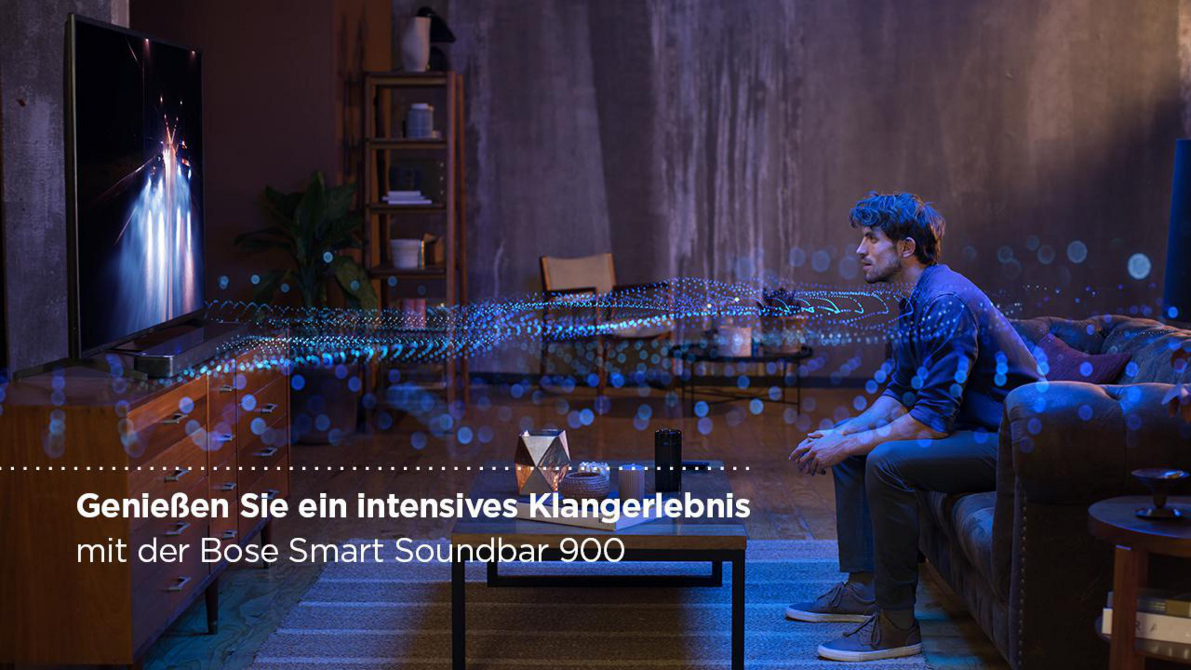 Mann sitzt im Wohnzimmer. Fernseher zeigt eine Lichtshow. Blaue und lila Farben.