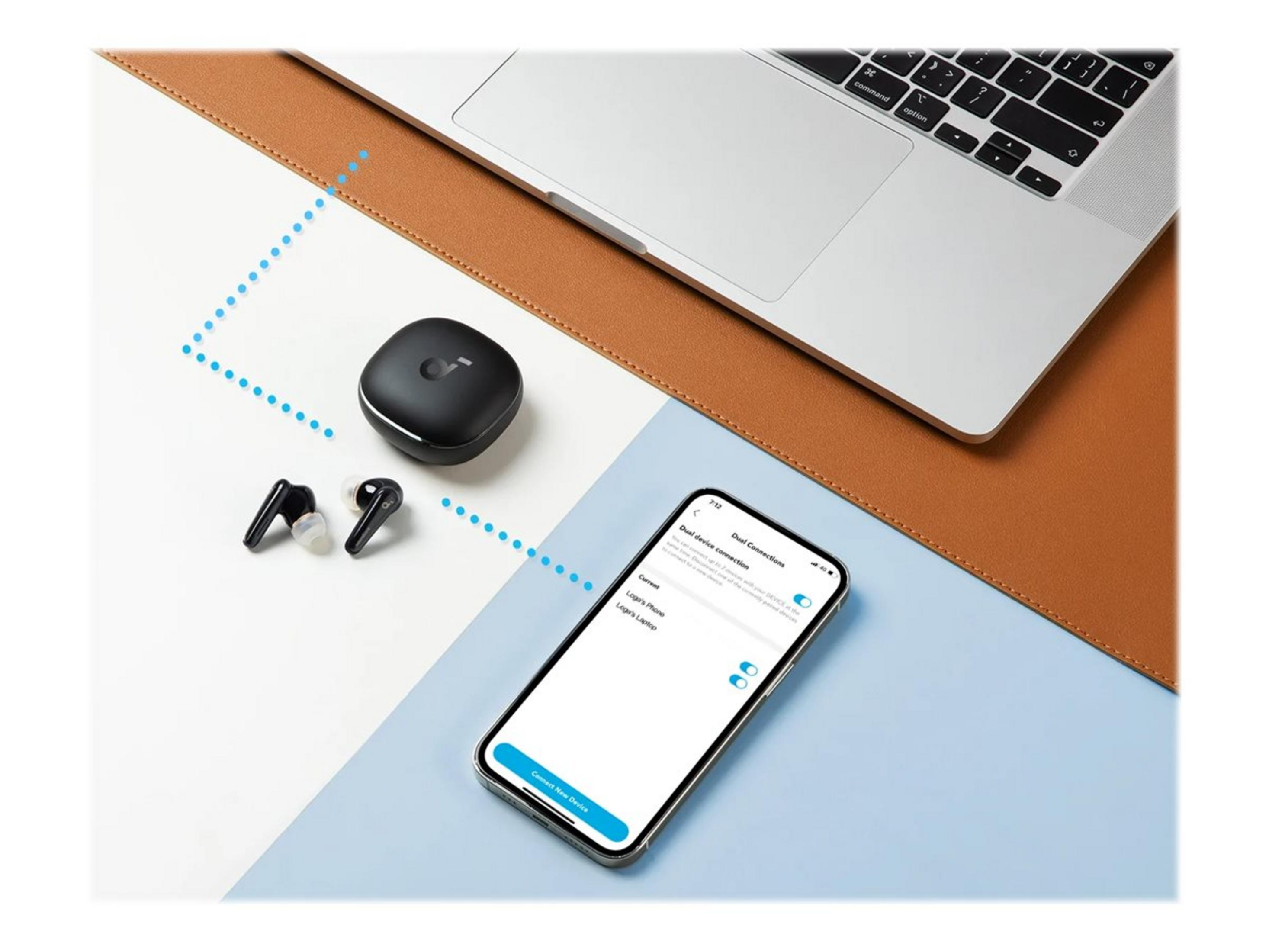 Ohrhörer, Ladecase und ein Telefon mit Bildschirmeinstellungen auf einer Oberfläche.