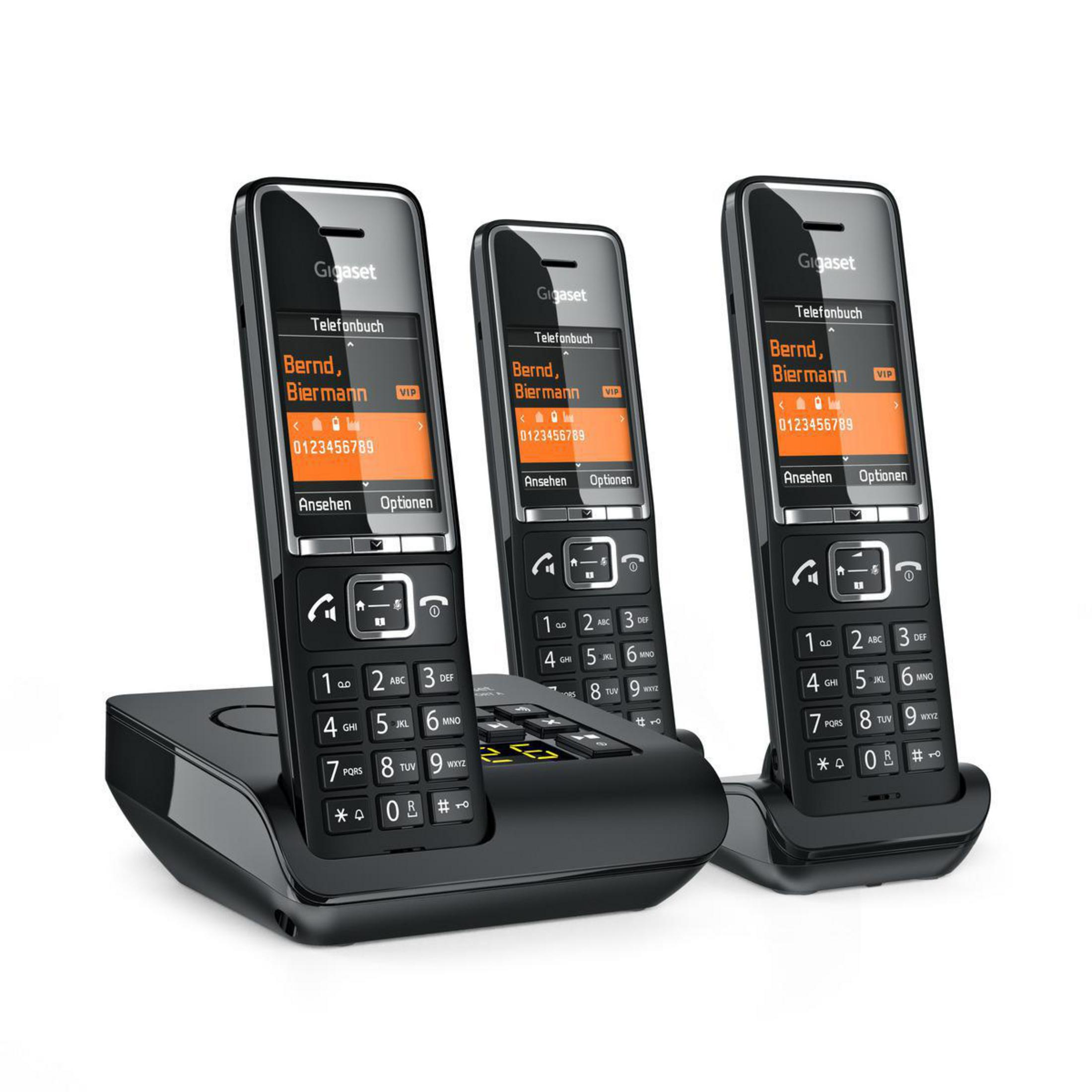 Drei schwarze schnurlose Telefone mit Ladestation.