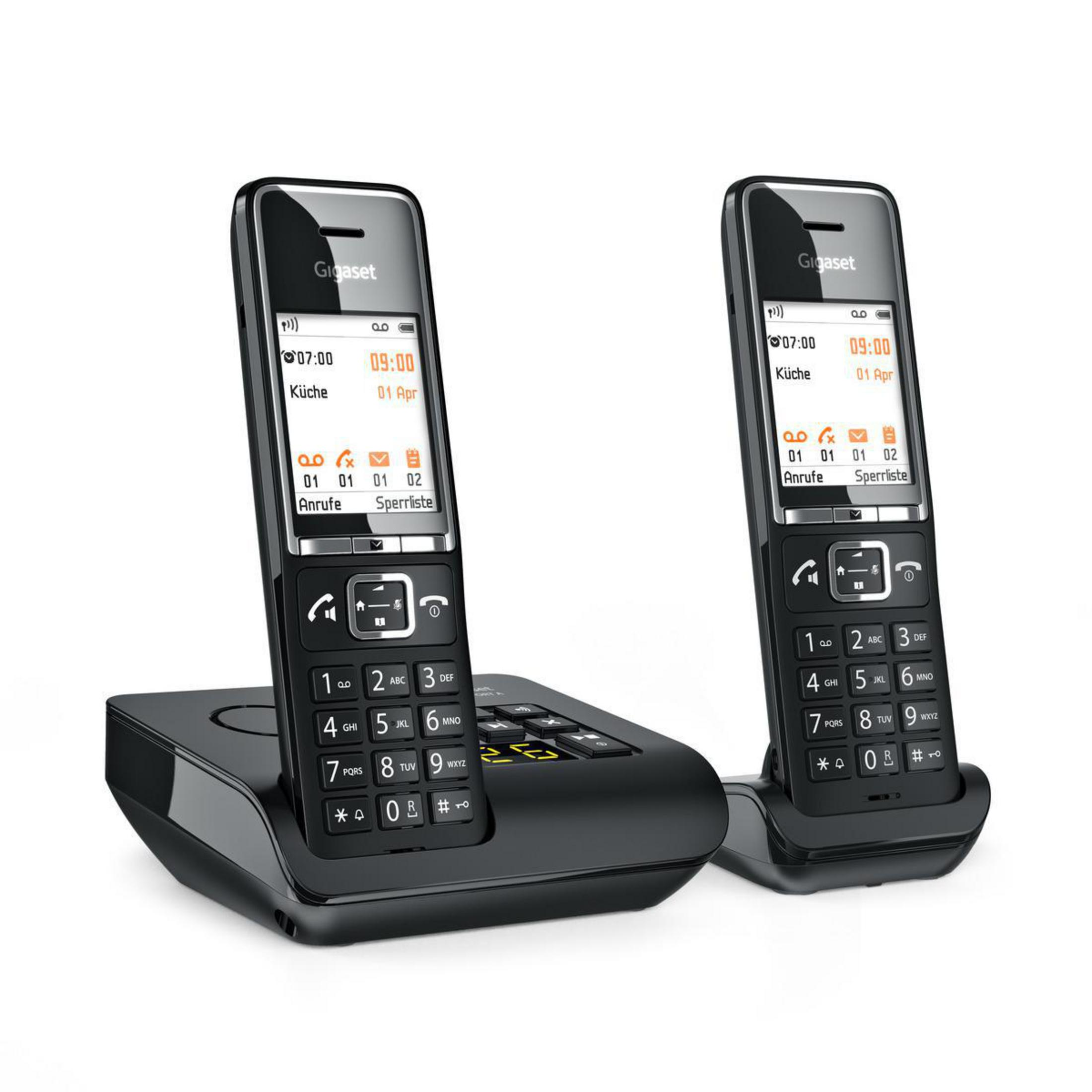 Due telefoni cordless Gigaset neri con una base di ricarica.
