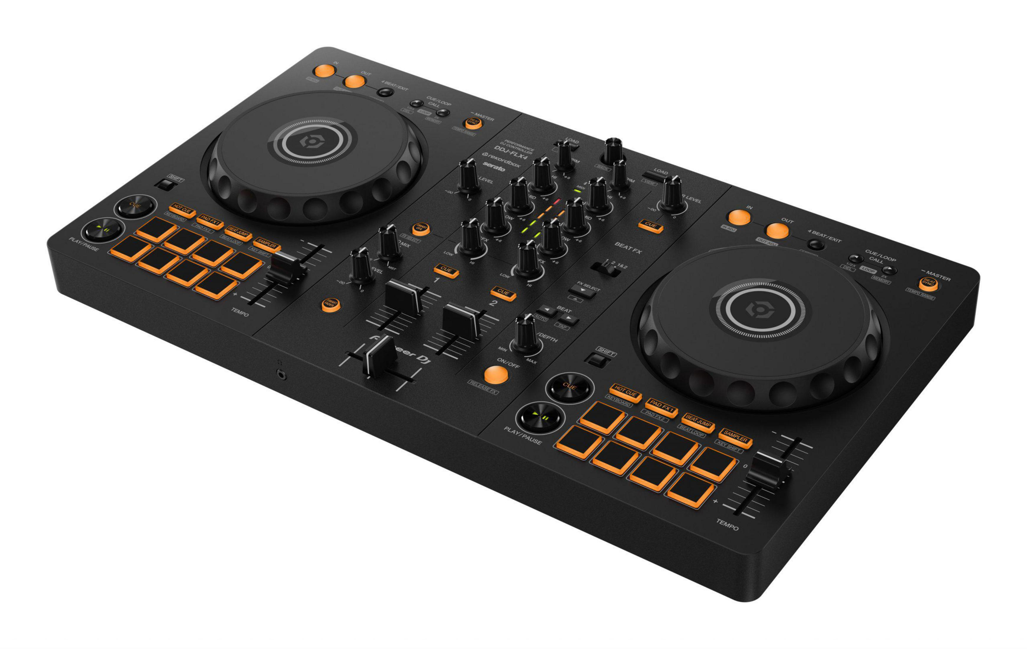 Schwarzer DJ-Controller mit orangefarbenen Knöpfen und zwei runden Jogwheels. Es hat mehrere Knöpfe und Schieberegler.