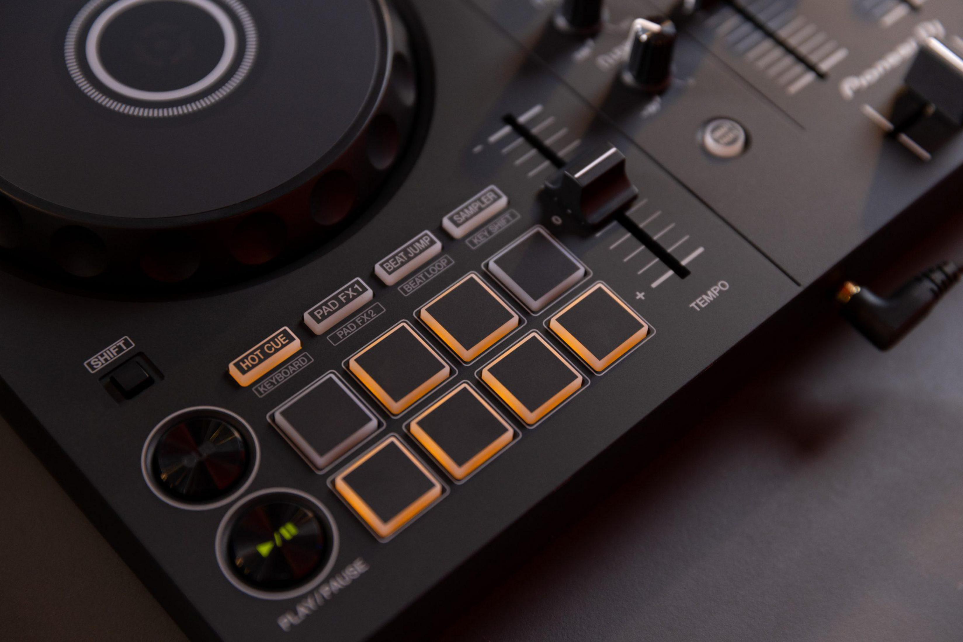 DJ-Controller mit Knöpfen und Jogwheel. Mit 'Pioneer'-Branding.