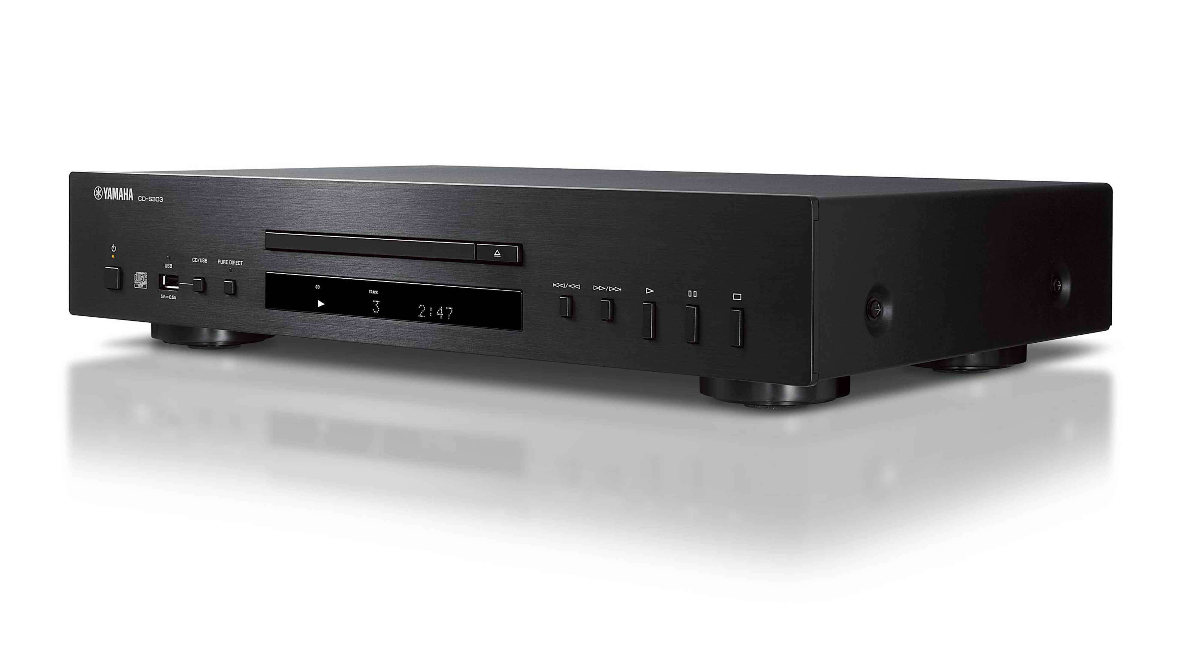 Schwarzer Yamaha CD-Player. Anzeige zeigt Titel 3, Zeit 2:47. Knöpfe für Wiedergabe, Stopp, Überspringen. Weißer Hintergrund.