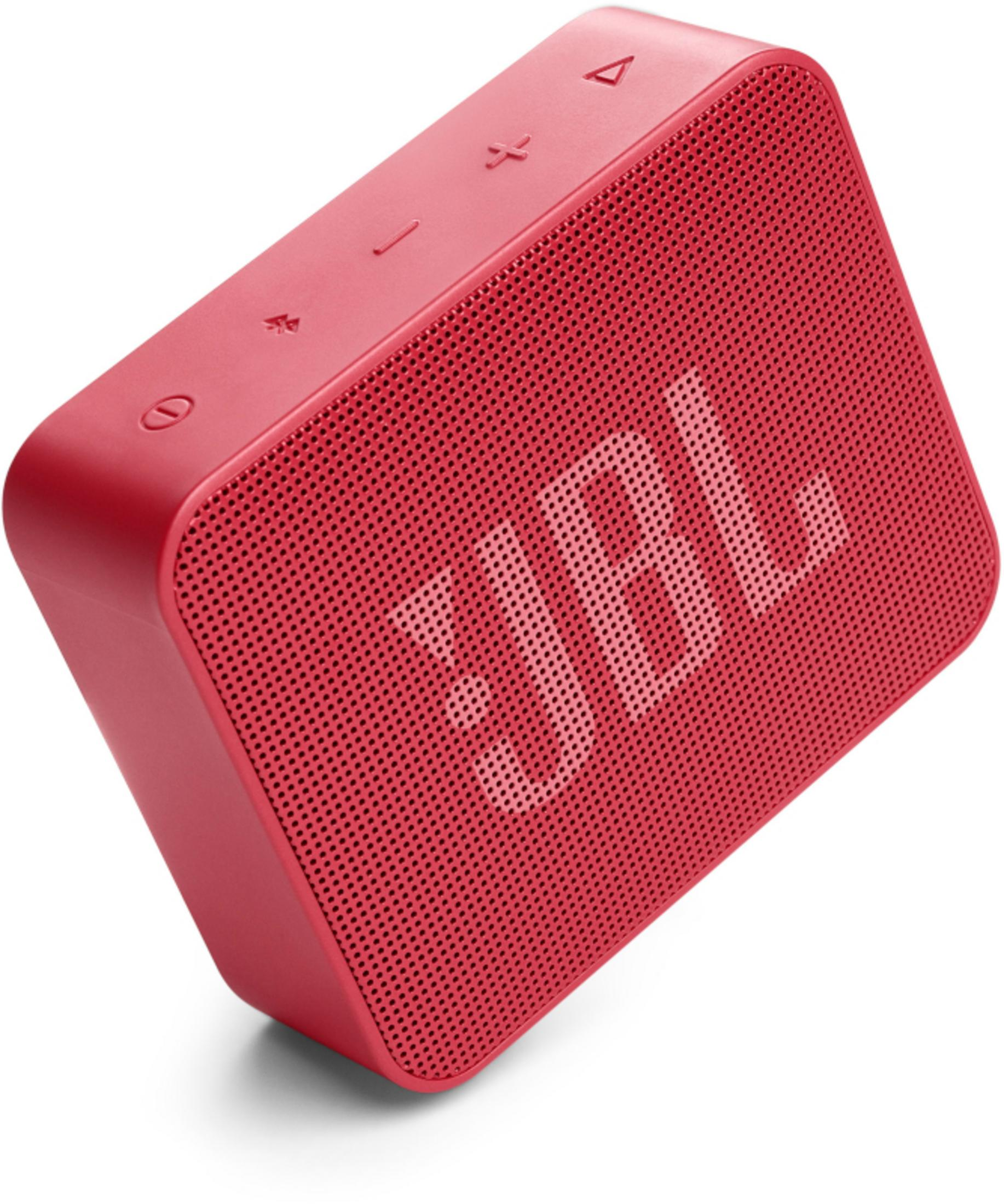 Czerwony kwadratowy głośnik z białym logo 'JBL' jest pokazany po przekątnej, na białym tle.