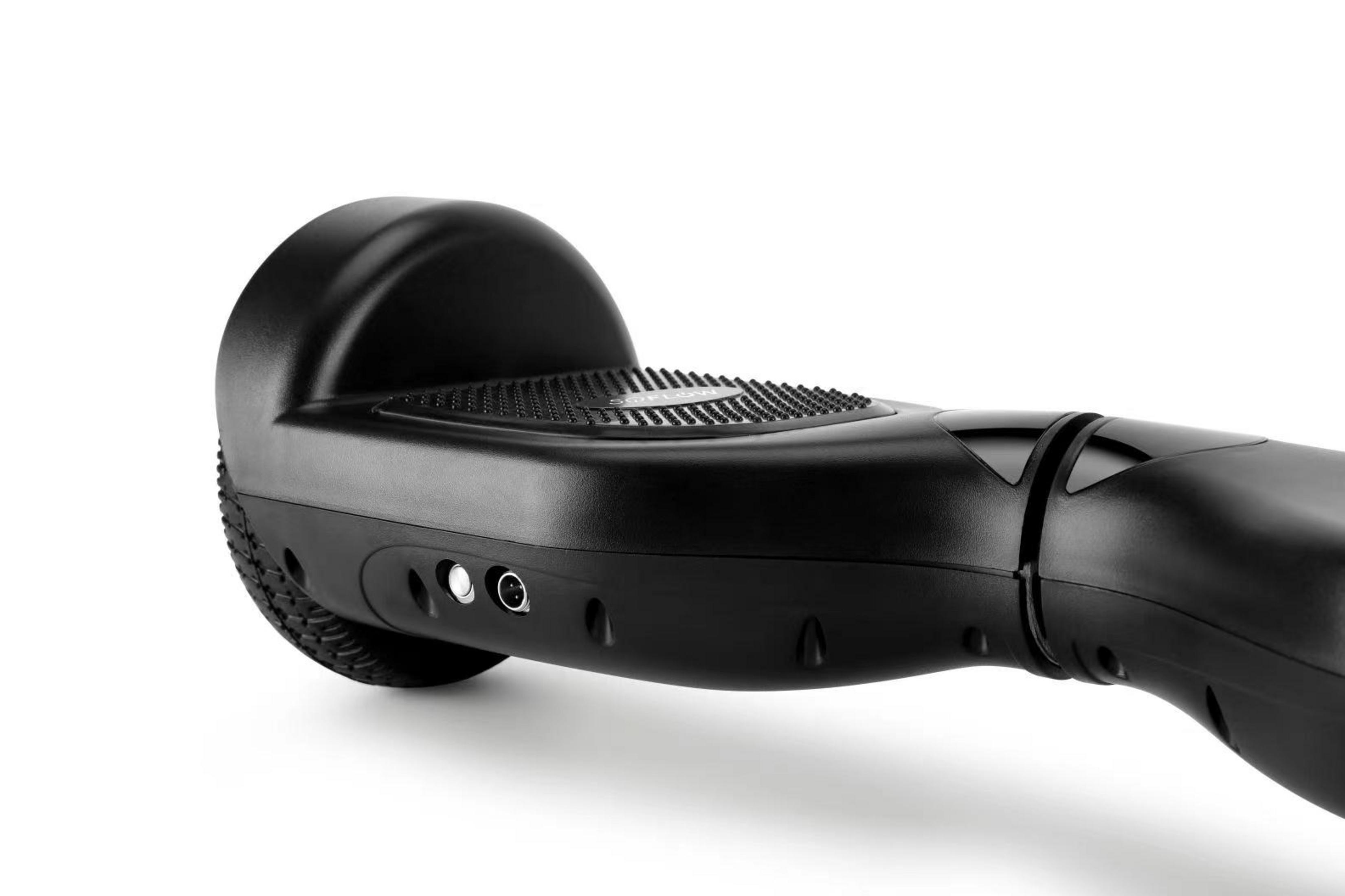 Nahaufnahme eines schwarzen Hoverboards auf weißem Hintergrund. Das Hoverboard ist abgewinkelt.